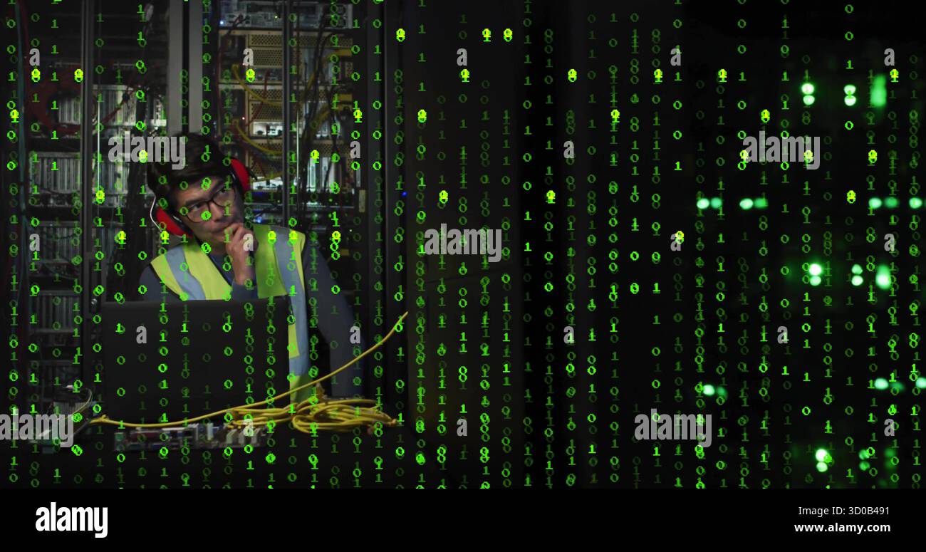 En utilisant un ordinateur portable avec des câbles dans la salle des serveurs sous la superposition verte gilet de port et protecteurs, copiez l'espace Banque D'Images