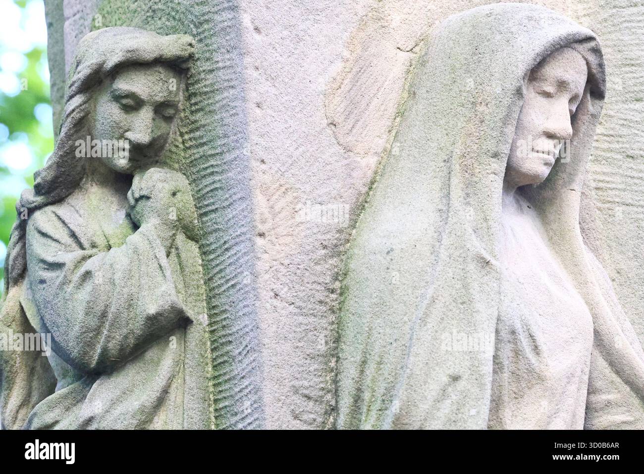 Sculptures en pierre altérées de figures de deuil de Sainte Marie sur la tombe Banque D'Images
