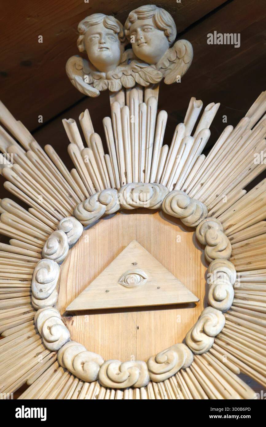 Œil en bois sculpté de la Providence avec des anges et des rayons de gloire Banque D'Images