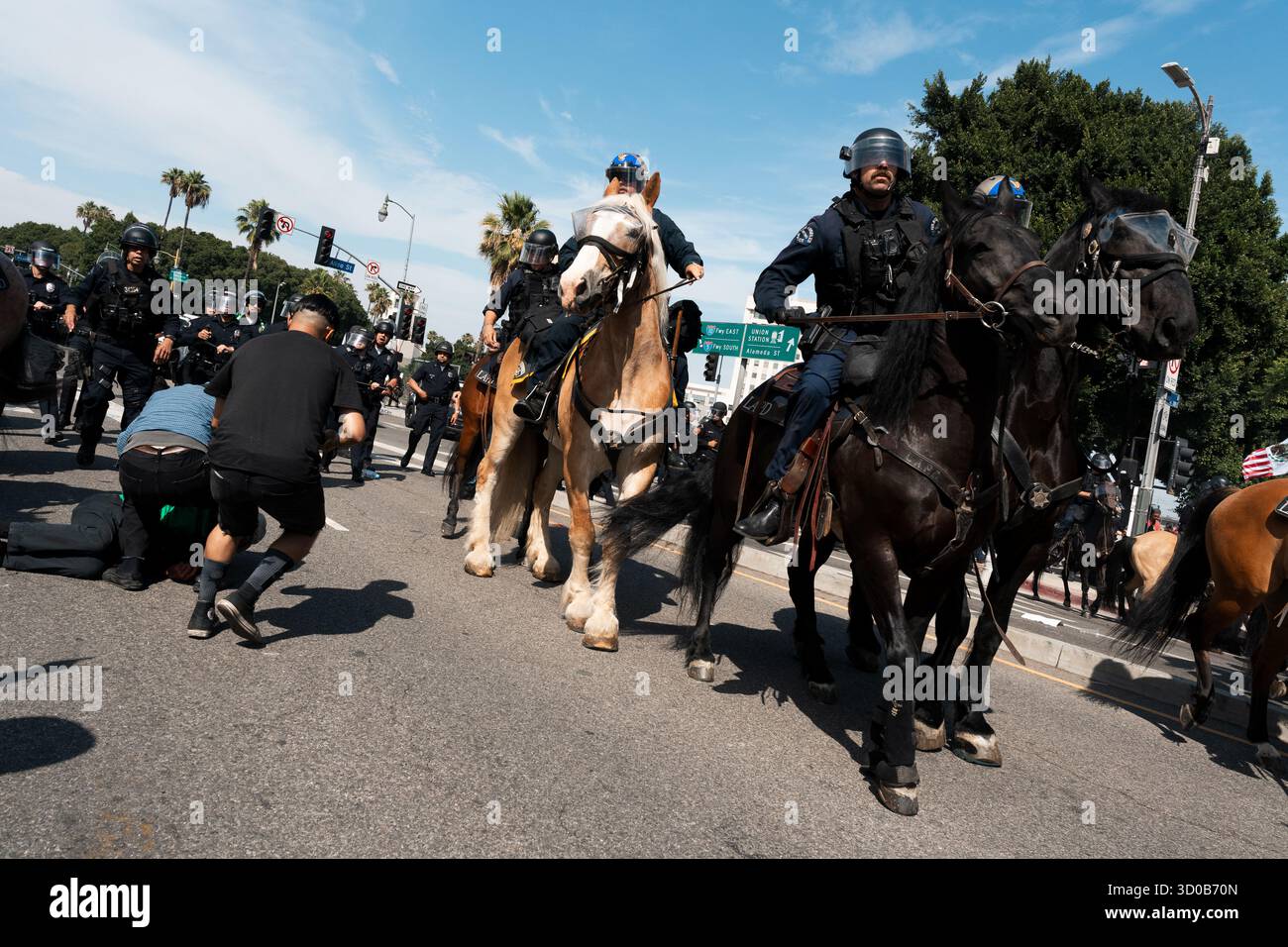Los Angeles, États-Unis, 14 juin 2025. À l'extérieur du bâtiment fédéral de Los Angeles, le LAPD déclare illégale la manifestation « No Kings Day » et utilise la force pour disperser la foule. Les manifestants se précipitent pour aider un homme âgé après avoir été poussés par la LAPD à cheval. Banque D'Images