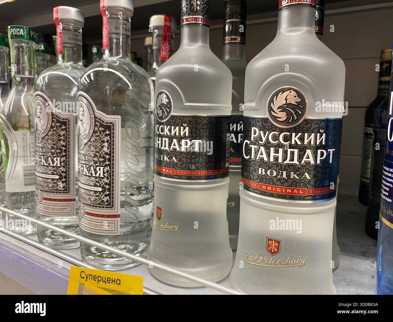 29 juillet 2025, Moscou, Russie. Des bouteilles de vodka transparentes remplissent les étagères d’un magasin d’alcool bien approvisionné de selon Petersburg, mettant en vedette différentes marques. Banque D'Images