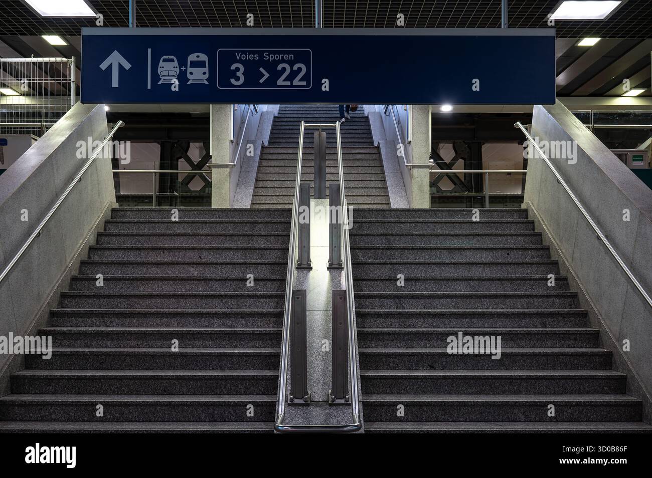 Escalier vide de la gare de Bruxelles Sud, Belgique 16 OCT 2025 Banque D'Images