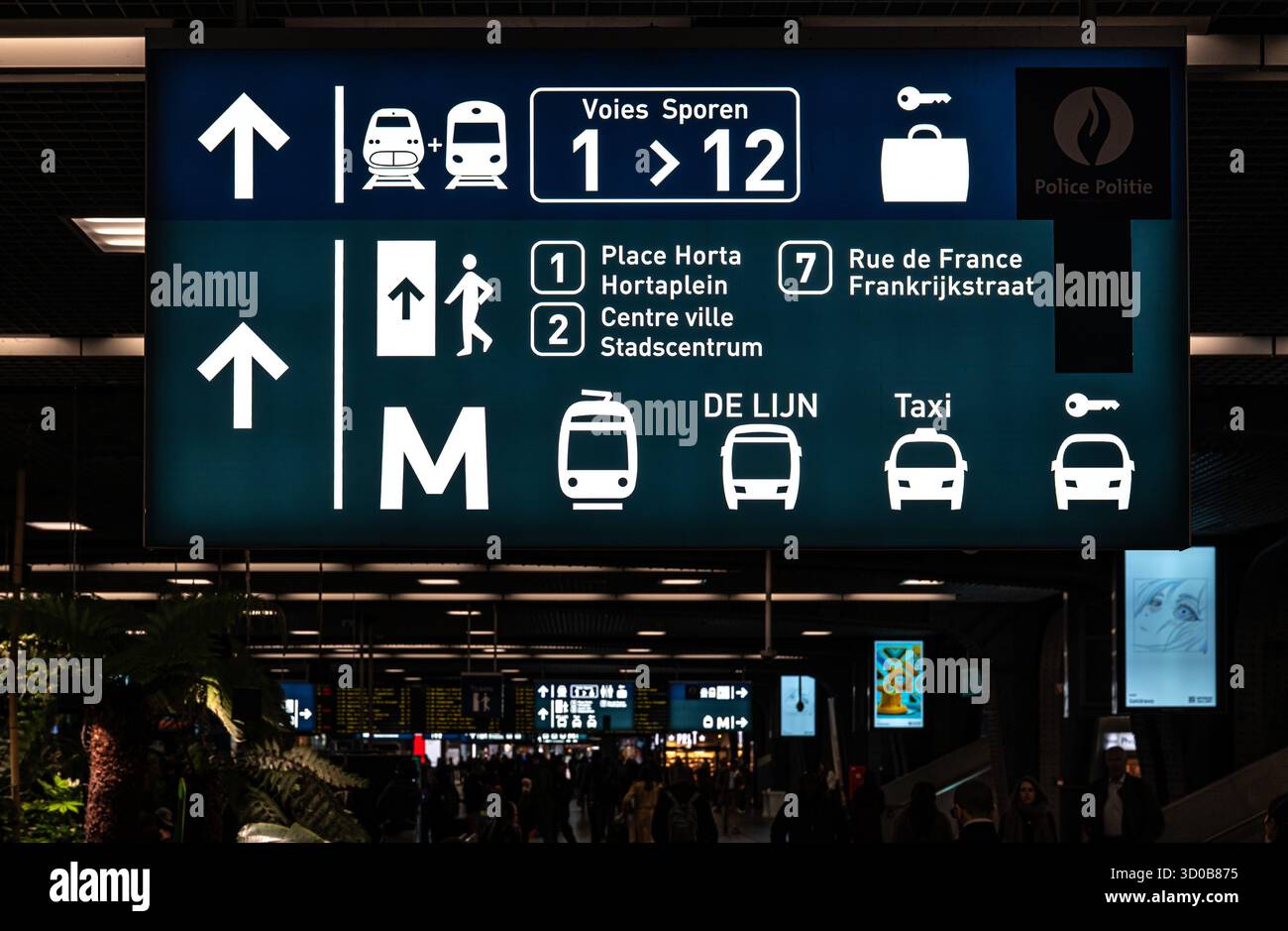 Panneaux de direction à la gare de Bruxelles Sud, Belgique 16 OCT 2025 Banque D'Images