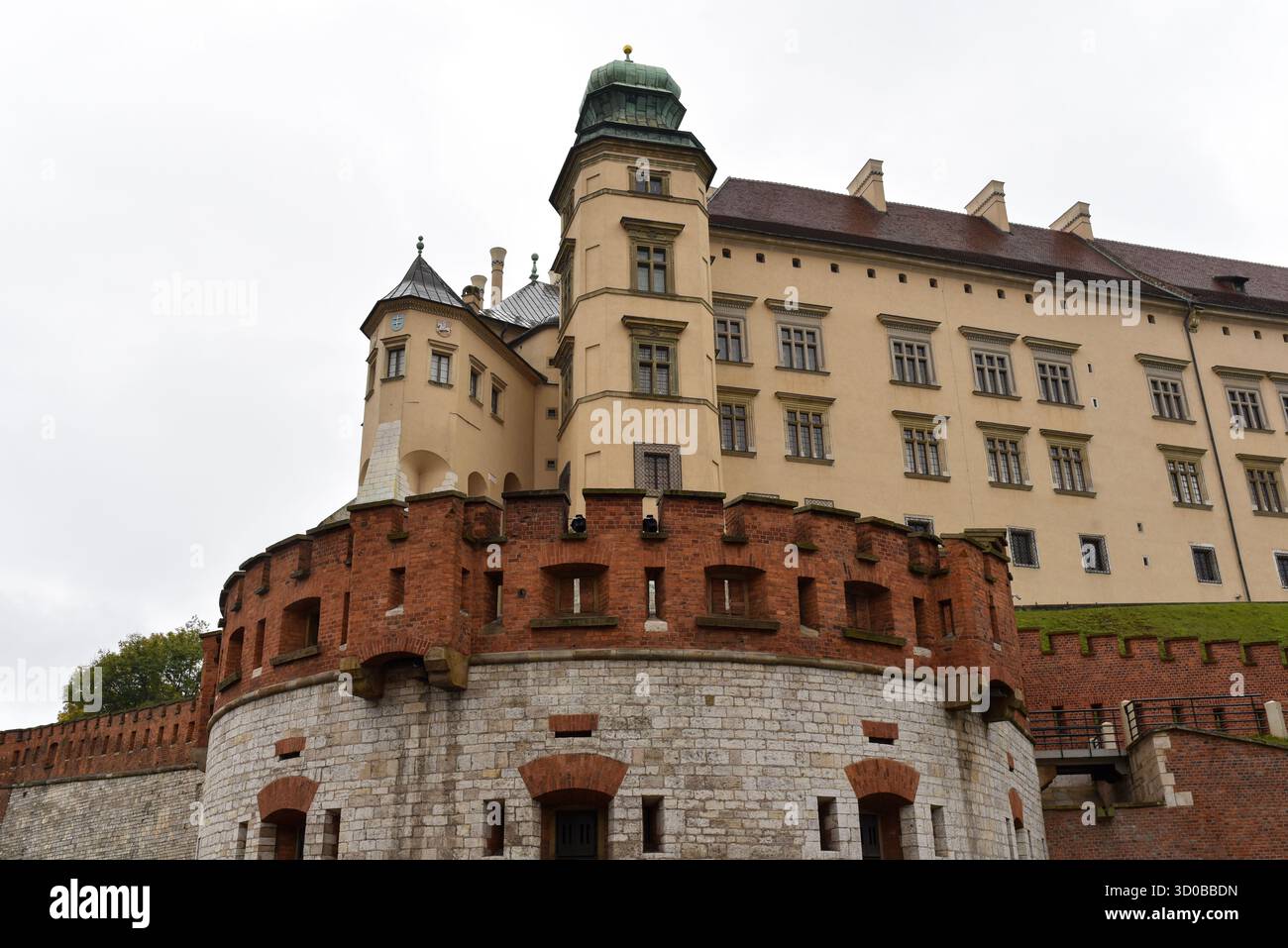 Une photographie du château royal de Wawel à Cracovie, Pologne. Le château, construit sur la colline de Wawel au-dessus de la Vistule, est l'une des plus importantes histoires Banque D'Images