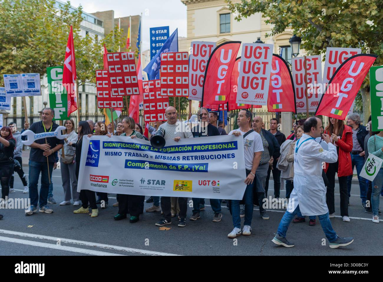 Logrono, la Rioja, ESPAGNE. 22 octobre 2025. La plateforme pour les enseignants de formation professionnelle discriminés de la Rioja se mobilise sous le slogan « même travail, même salaire » pour dénoncer les différences salariales allant jusqu’à 200 € par mois. Quatre-vingt-trois enseignants de la formation professionnelle réclament l'égalité de rémunération avec les autres enseignants de la Rioja. (Photographie de MARIO Martija). Crédit : Mario Martija/Alamy Live News Banque D'Images