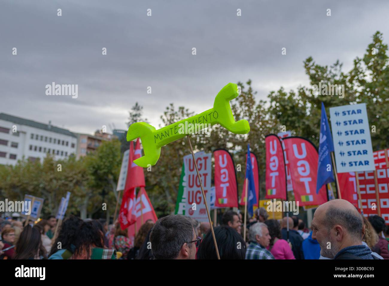 Logrono, la Rioja, ESPAGNE. 22 octobre 2025. La plateforme pour les enseignants de formation professionnelle discriminés de la Rioja se mobilise sous le slogan « même travail, même salaire » pour dénoncer les différences salariales allant jusqu’à 200 € par mois. Quatre-vingt-trois enseignants de la formation professionnelle réclament l'égalité de rémunération avec les autres enseignants de la Rioja. (Photographie de MARIO Martija). Crédit : Mario Martija/Alamy Live News Banque D'Images