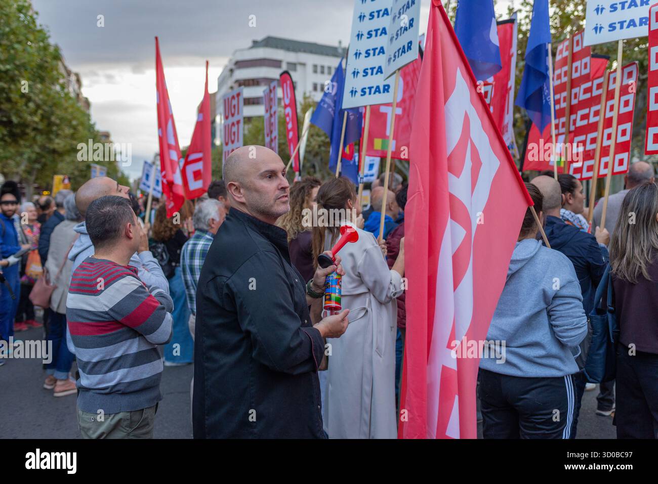 Logrono, la Rioja, ESPAGNE. 22 octobre 2025. La plateforme pour les enseignants de formation professionnelle discriminés de la Rioja se mobilise sous le slogan « même travail, même salaire » pour dénoncer les différences salariales allant jusqu’à 200 € par mois. Quatre-vingt-trois enseignants de la formation professionnelle réclament l'égalité de rémunération avec les autres enseignants de la Rioja. (Photographie de MARIO Martija). Crédit : Mario Martija/Alamy Live News Banque D'Images