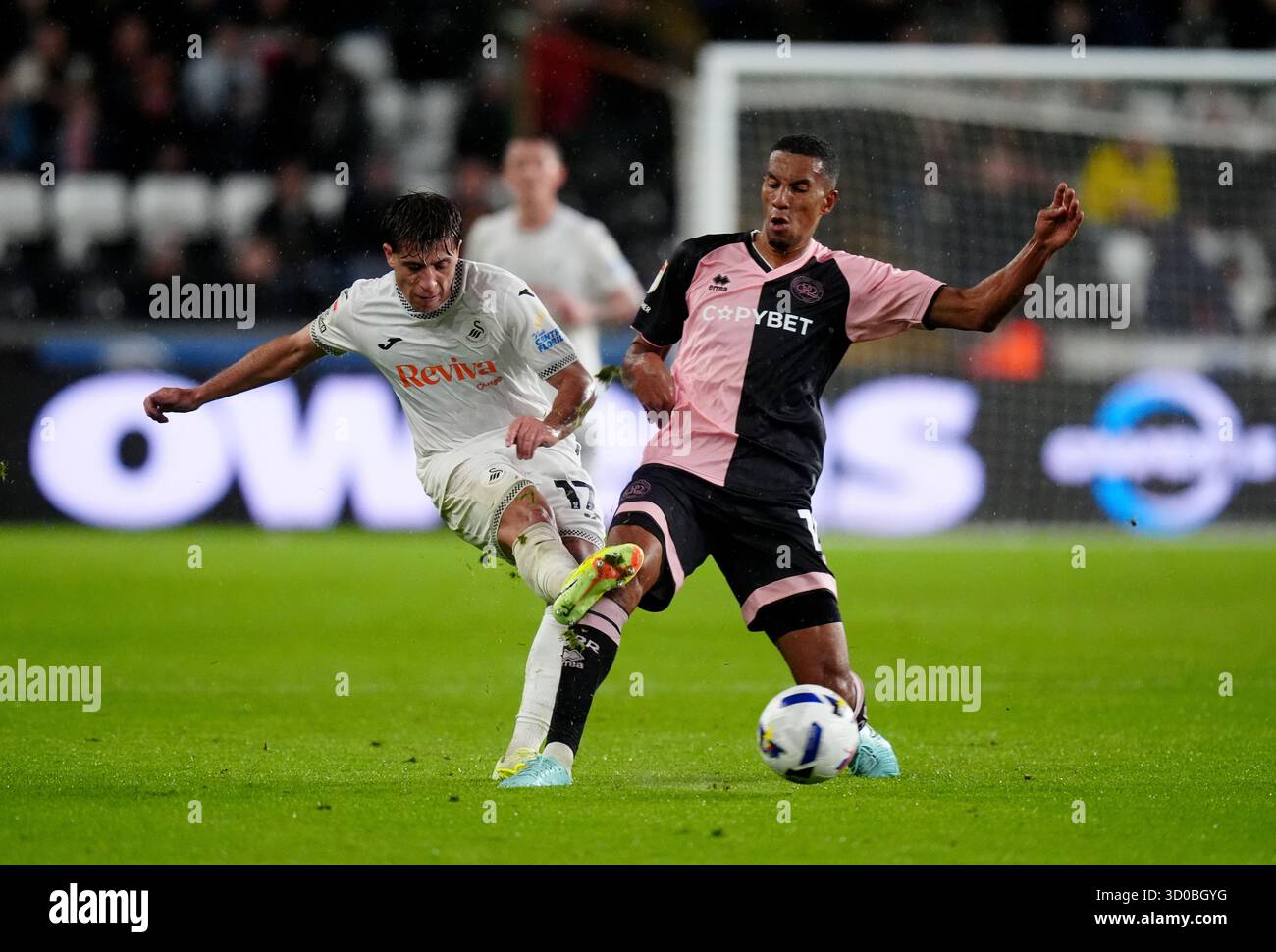 Goncalo Franco de Swansea City (à gauche) et Isaac Hayden de Queens Park Rangers (à droite) se battent pour le ballon lors du Sky Bet Championship match au Swansea.com Stadium, Swansea. Date de la photo : mercredi 22 octobre 2025. Banque D'Images