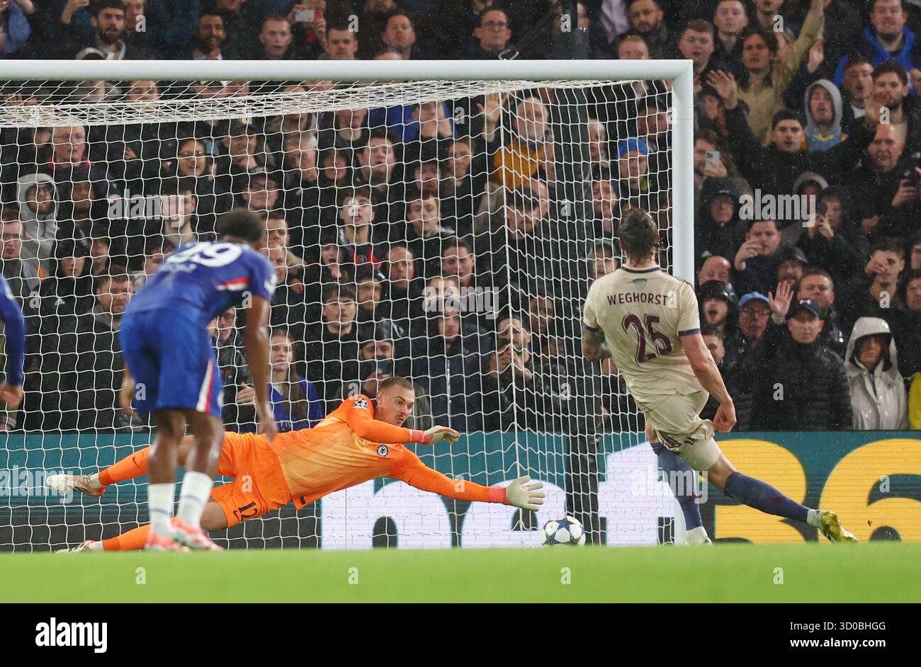Londres, Royaume-Uni. 22 octobre 2025. Wout Weghorst de l'Ajax marque depuis le point de penalty (2-1) lors du match de la Ligue des champions de l'UEFA Chelsea vs Ajax à Stamford Bridge, Londres. Le crédit photo devrait se lire : Paul Terry/Sportimage crédit : Sportimage Ltd/Alamy Live News Banque D'Images