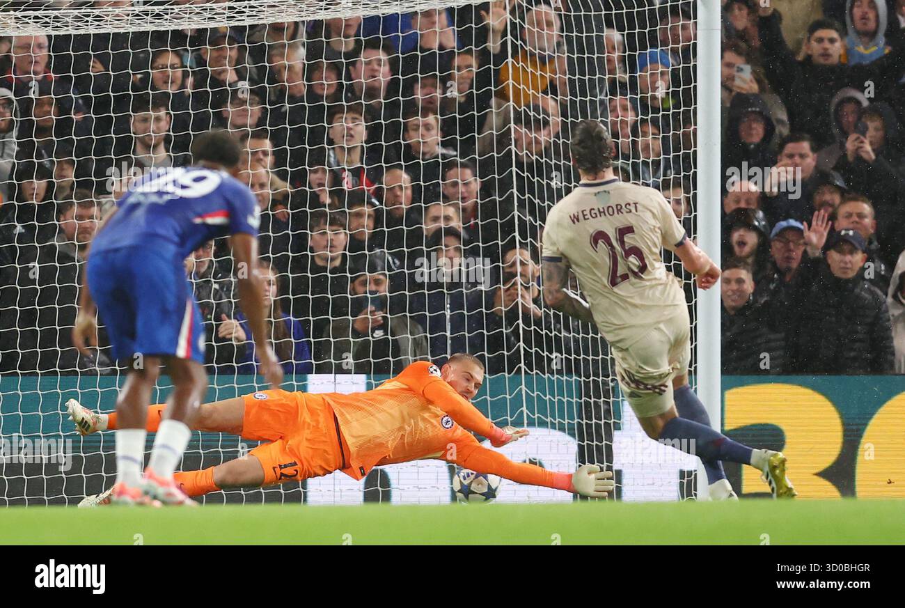 Londres, Royaume-Uni. 22 octobre 2025. Wout Weghorst de l'Ajax marque depuis le point de penalty (2-1) lors du match de la Ligue des champions de l'UEFA Chelsea vs Ajax à Stamford Bridge, Londres. Le crédit photo devrait se lire : Paul Terry/Sportimage crédit : Sportimage Ltd/Alamy Live News Banque D'Images