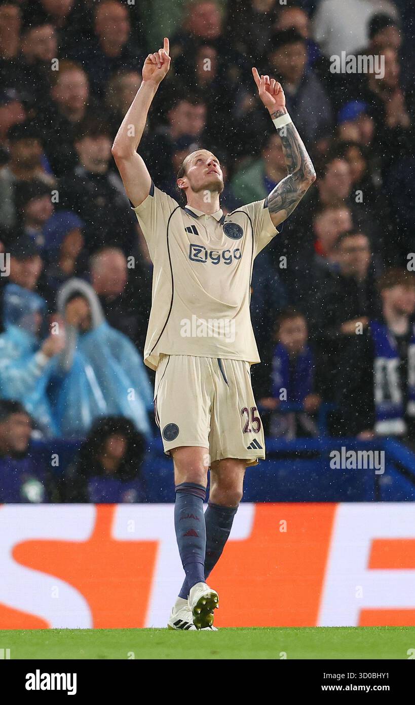 Londres, Royaume-Uni. 22 octobre 2025. Wout Weghorst de l'Ajax célèbre avoir marqué le point de penalty (2-1) lors du match de la Ligue des champions de l'UEFA Chelsea vs Ajax à Stamford Bridge, Londres. Le crédit photo devrait se lire : Paul Terry/Sportimage crédit : Sportimage Ltd/Alamy Live News Banque D'Images