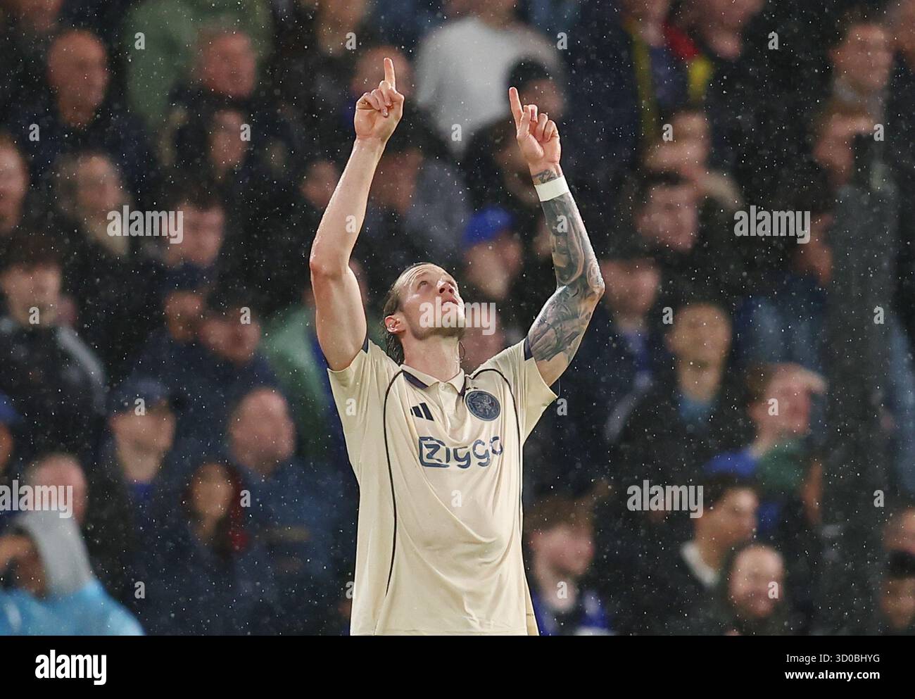 Londres, Royaume-Uni. 22 octobre 2025. Wout Weghorst de l'Ajax célèbre avoir marqué le point de penalty (2-1) lors du match de la Ligue des champions de l'UEFA Chelsea vs Ajax à Stamford Bridge, Londres. Le crédit photo devrait se lire : Paul Terry/Sportimage crédit : Sportimage Ltd/Alamy Live News Banque D'Images