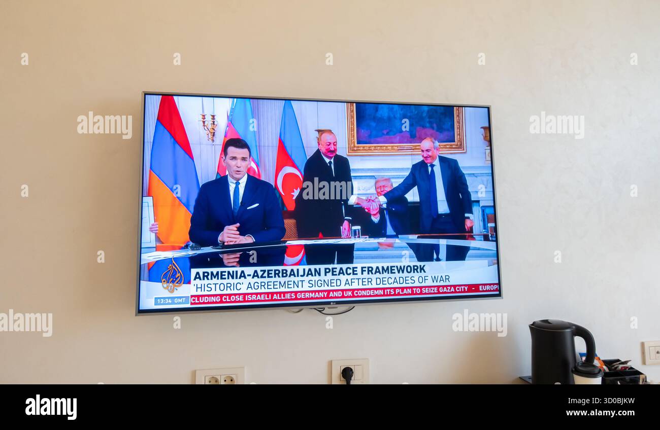 9 août 2025 : couverture télévisée d’un accord de paix historique signé le 8 août 2025 entre l’Arménie et l’Azerbaïdjan à la Maison Blanche, négocié par le président américain Donald Trump. L'accord a été signé par le premier ministre arménien Nikol Pashinyan et le président azerbaïdjanais Ilham Aliyev pour mettre fin à des décennies de conflit entre les deux pays, principalement au sujet de la région du Haut-Karabakh. L'accord vise à normaliser les relations, à rouvrir les voies de transport et à respecter la souveraineté et l'intégrité territoriale de chacun. Banque D'Images