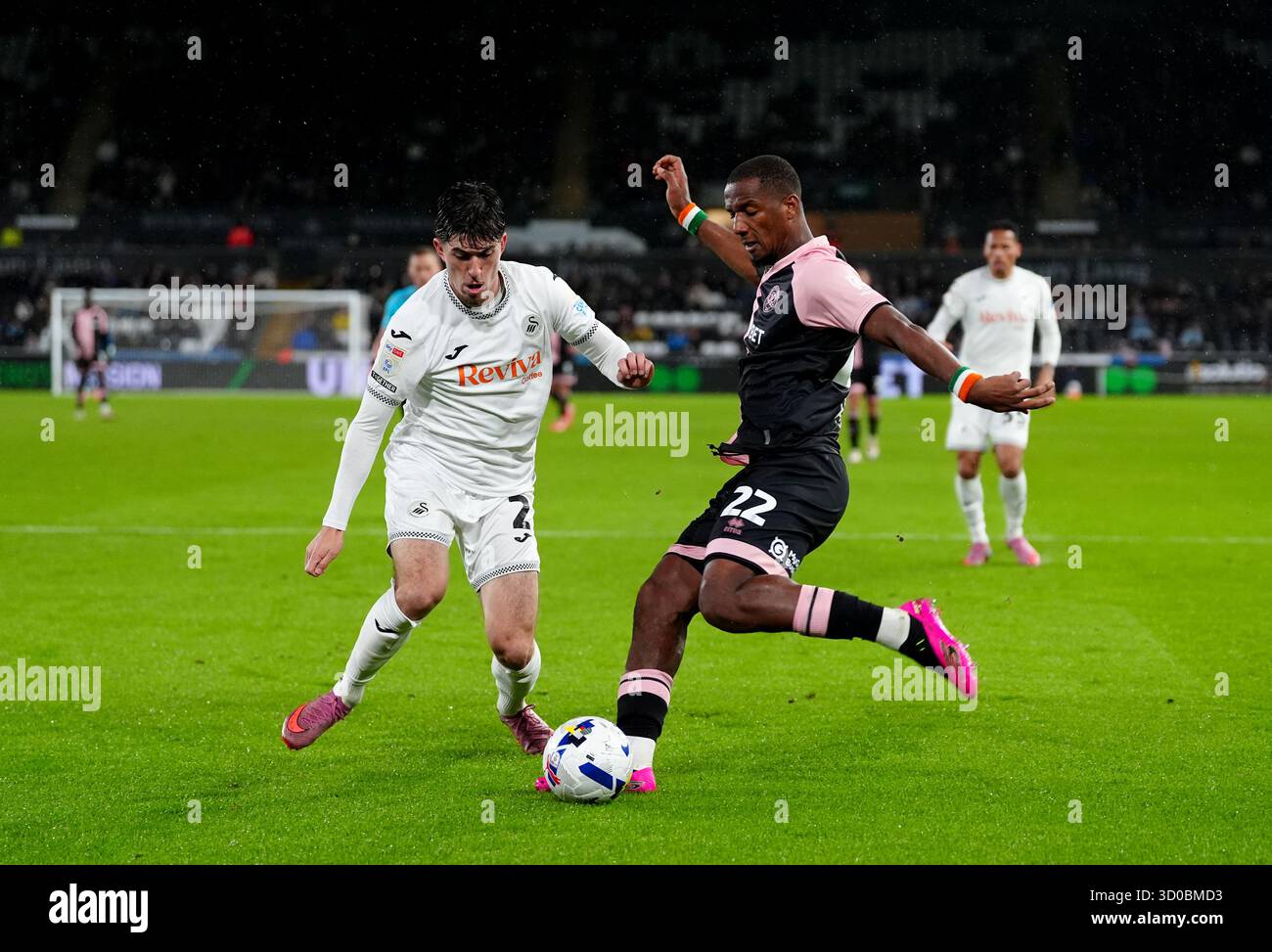 Richard Kone des Queens Park Rangers (à droite) et Josh Key de Swansea City (à gauche) se battent pour le ballon lors du Sky Bet Championship match au Swansea.com Stadium de Swansea. Date de la photo : mercredi 22 octobre 2025. Banque D'Images