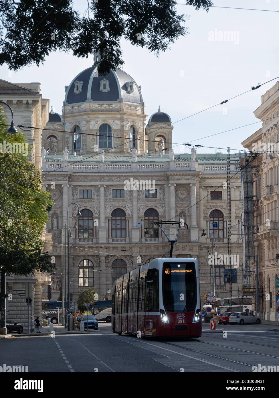 Vue sur la rue du Musée d'histoire naturelle de Vienne dans une scène typique avec une ligne de tramway traversant Banque D'Images