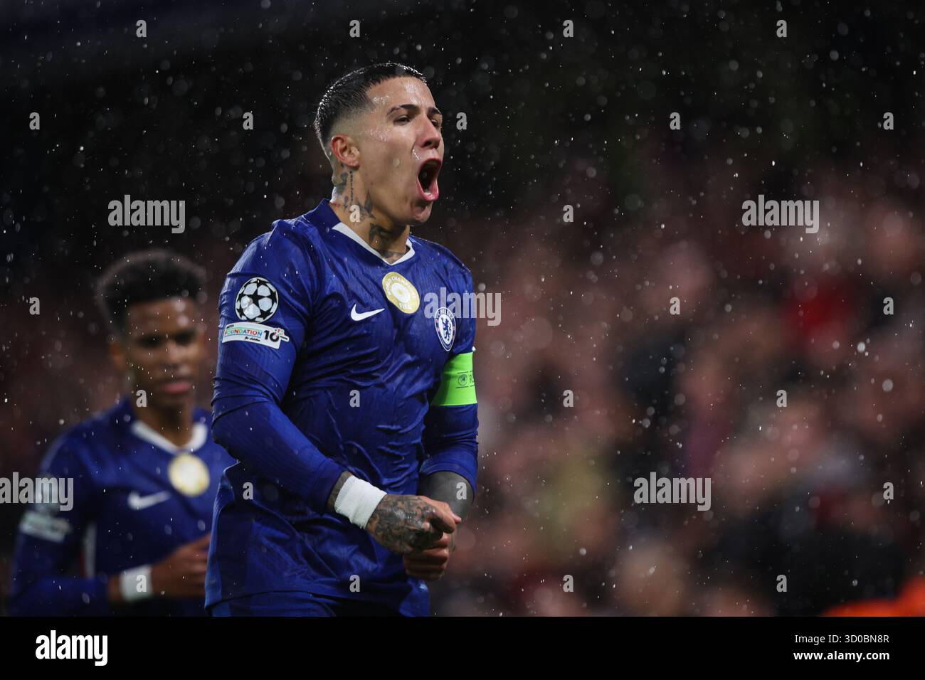 LONDRES, Royaume-Uni - 22 octobre 2025 : Enzo Fernandez de Chelsea célèbre avoir marqué le troisième but de son équipe depuis le point de penalty lors du match d'étape en ligue de l'UEFA Champions League entre le Chelsea FC et l'AFC Ajax à Stamford Bridge (crédit : Craig Mercer/ Alamy Live News) Banque D'Images