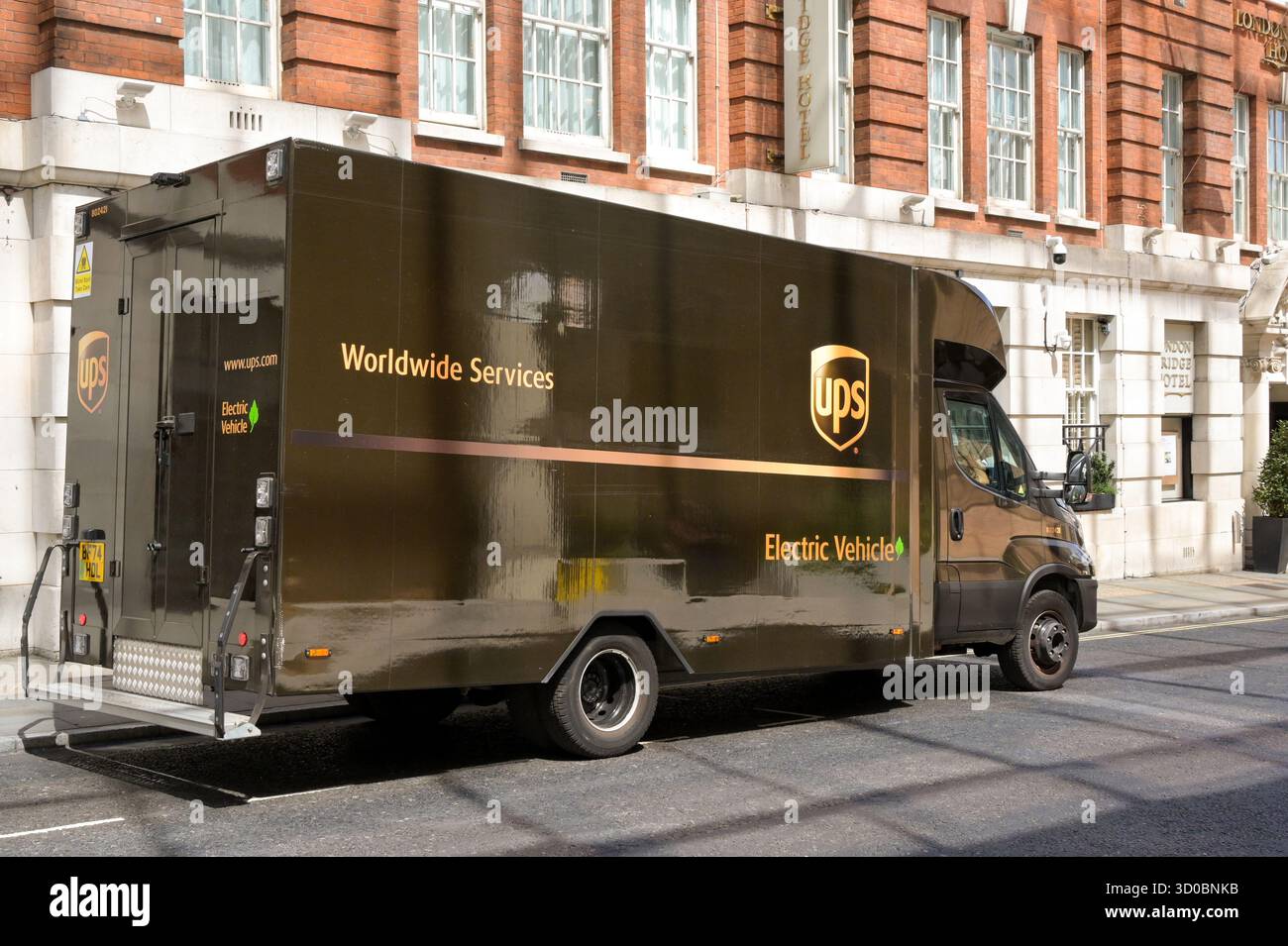 Londres, Angleterre, Royaume-Uni - 4 juillet 2025 : fourgon de livraison électrique zéro émission utilisé par UPS United Parcel Service garé dans une rue du centre de Londres Banque D'Images