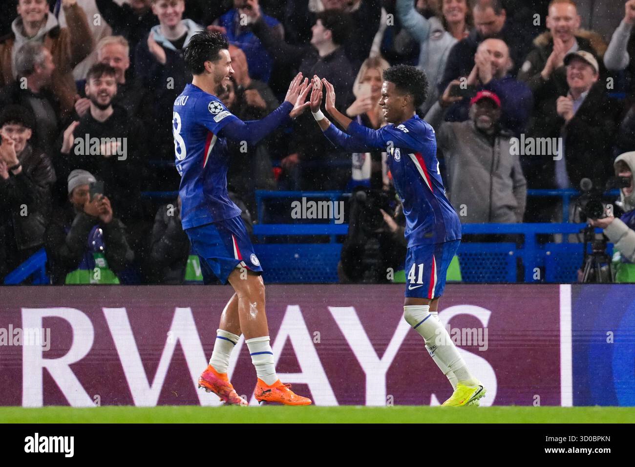Londres, Royaume-Uni. 22 octobre 2025. LONDRES, ROYAUME-UNI - 22 OCTOBRE : Estevao du Chelsea FC célèbre après avoir marqué le quatrième but de son équipe et Marc Guiu du Chelsea FC lors du match de la phase MD3 de l'UEFA Champions League 2025/26 entre le Chelsea FC et l'AFC Ajax à Stamford Bridge le 22 octobre 2025 à Londres, Angleterre. (Photo de Joris Verwijst/Orange Pictures) crédit : Orange pics BV/Alamy Live News Banque D'Images Londres, Royaume-Uni. 22 octobre 2025. LONDRES, ROYAUME-UNI - 22 OCTOBRE : Estevao du Chelsea FC célèbre après avoir marqué le quatrième but de son équipe et Marc Guiu du Chelsea FC lors du match de la phase MD3 de l'UEFA Champions League 2025/26 entre le Chelsea FC et l'AFC Ajax à Stamford Bridge le 22 octobre 2025 à Londres, Angleterre. (Photo de Joris Verwijst/Orange Pictures) crédit : Orange pics BV/Alamy Live News Banque D'Images