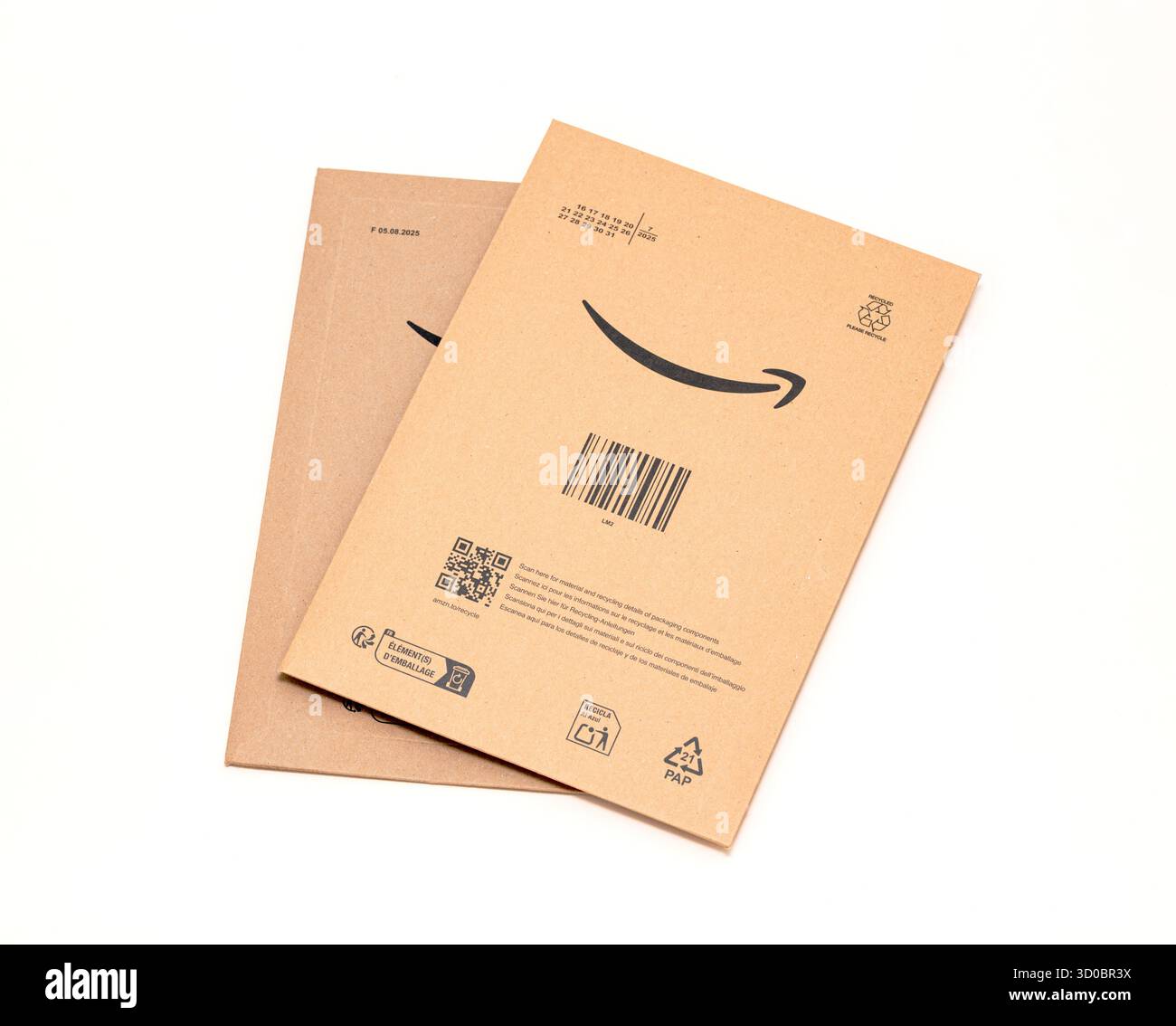 Padova, Italie - 18 septembre 2025 : les enveloppes d'emballage Amazon sont soigneusement disposées sur un fond beige, mettant en vedette le logo emblématique et le code-barres pour e. Banque D'Images