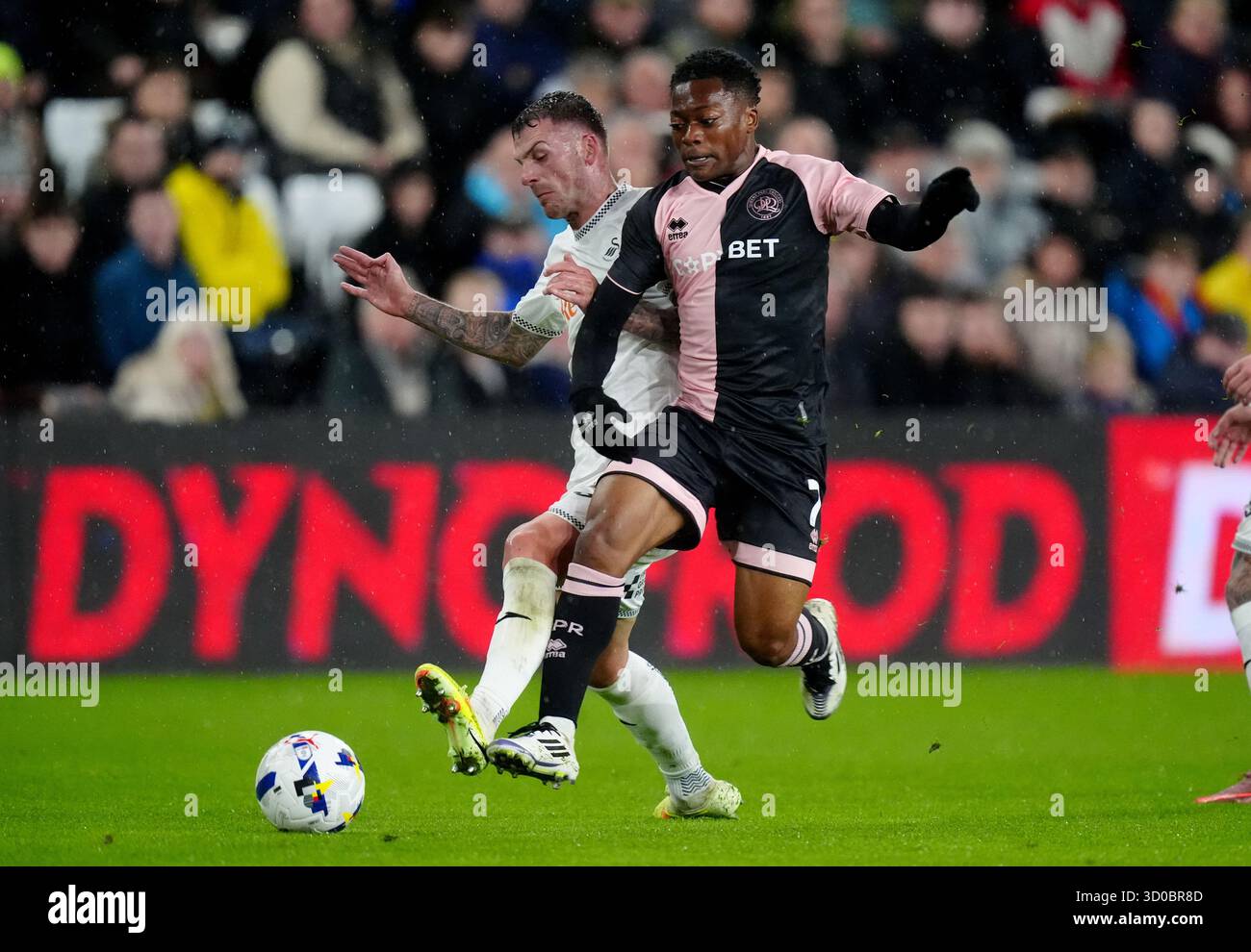 Karamoko Dembele des Queens Park Rangers (à droite) et Josh Tymon de Swansea City (à gauche) se battent pour le ballon lors du Sky Bet Championship match au Swansea.com Stadium, Swansea. Date de la photo : mercredi 22 octobre 2025. Banque D'Images