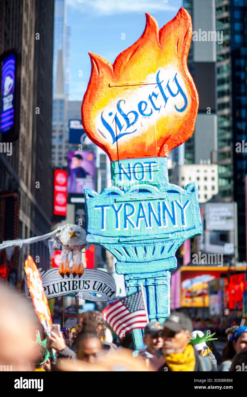 Manifestants participant à la marche de protestation 'No Kings', Times Square, Manhattan, New York City, New York, USA, 1er octobre 2025 Banque D'Images