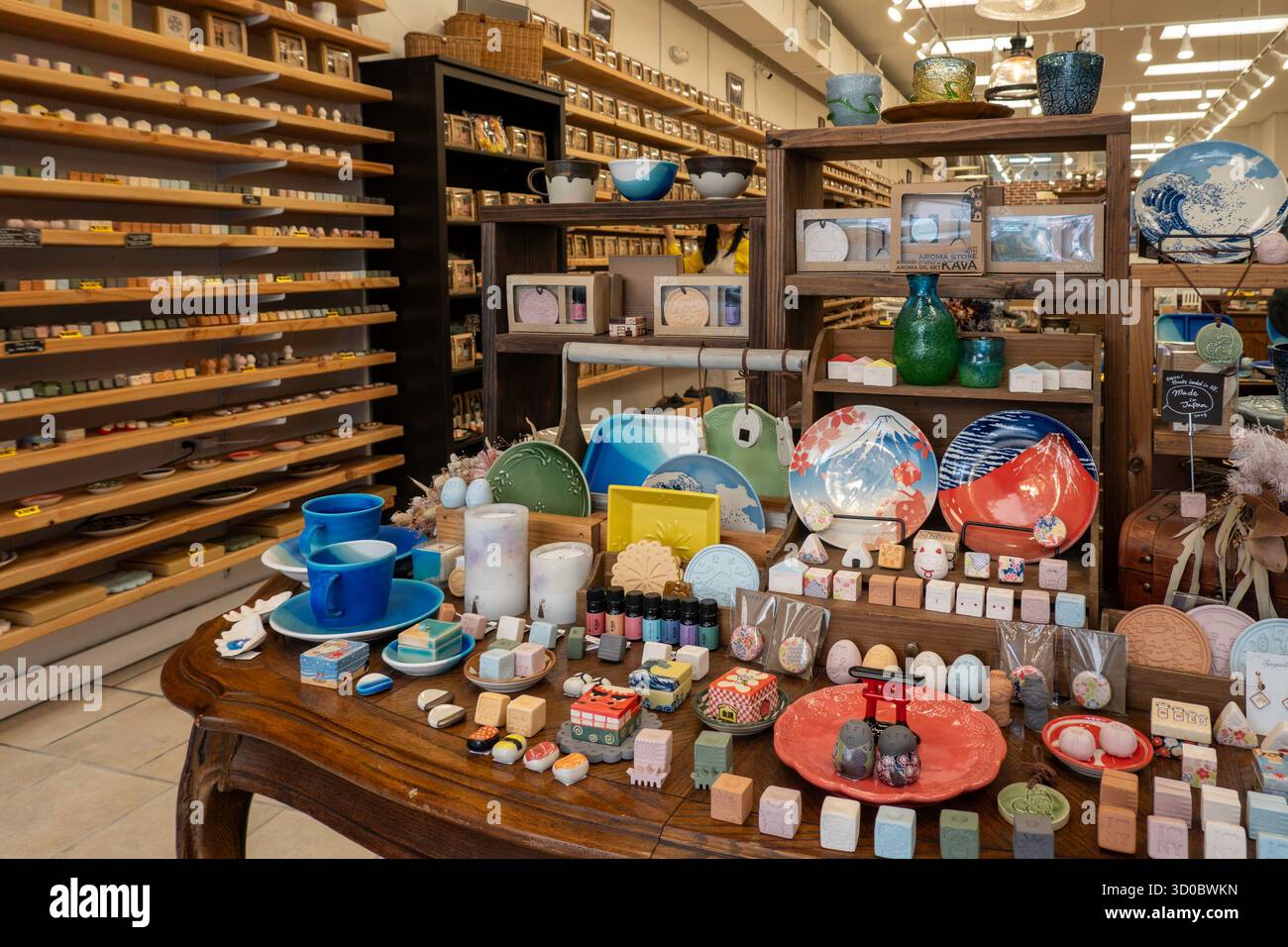 L'usine de tuiles de New York est un magasin japonais d'importation de biens domestiques situé sur la sixième Avenue, 2025, New York City, États-Unis Banque D'Images