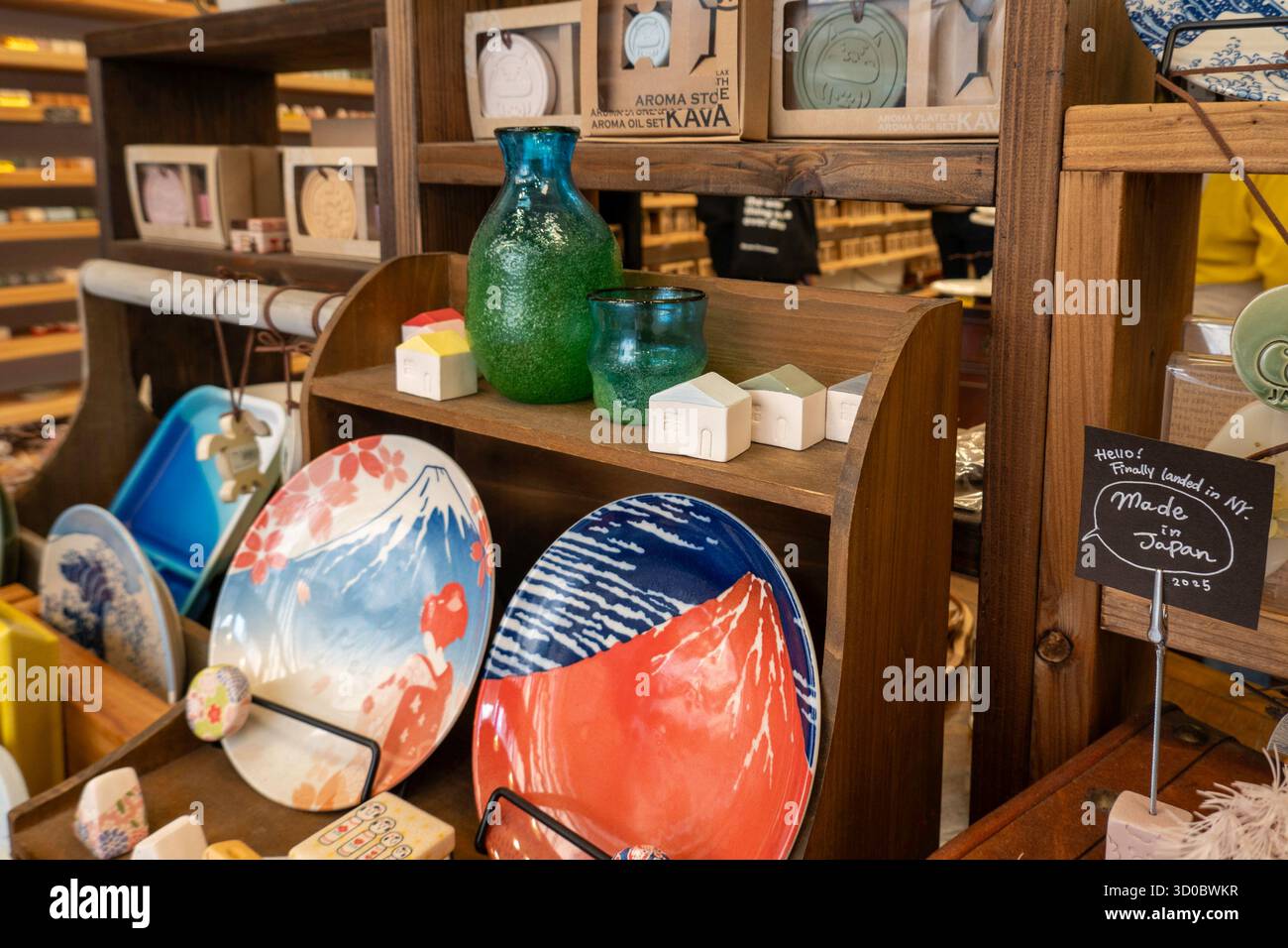 L'usine de tuiles de New York est un magasin japonais d'importation de biens domestiques situé sur la sixième Avenue, 2025, New York City, États-Unis Banque D'Images