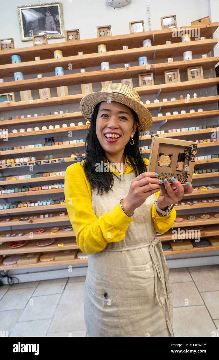 L'usine de tuiles de New York est un magasin japonais d'importation de biens domestiques situé sur la sixième Avenue, 2025, New York City, États-Unis Banque D'Images