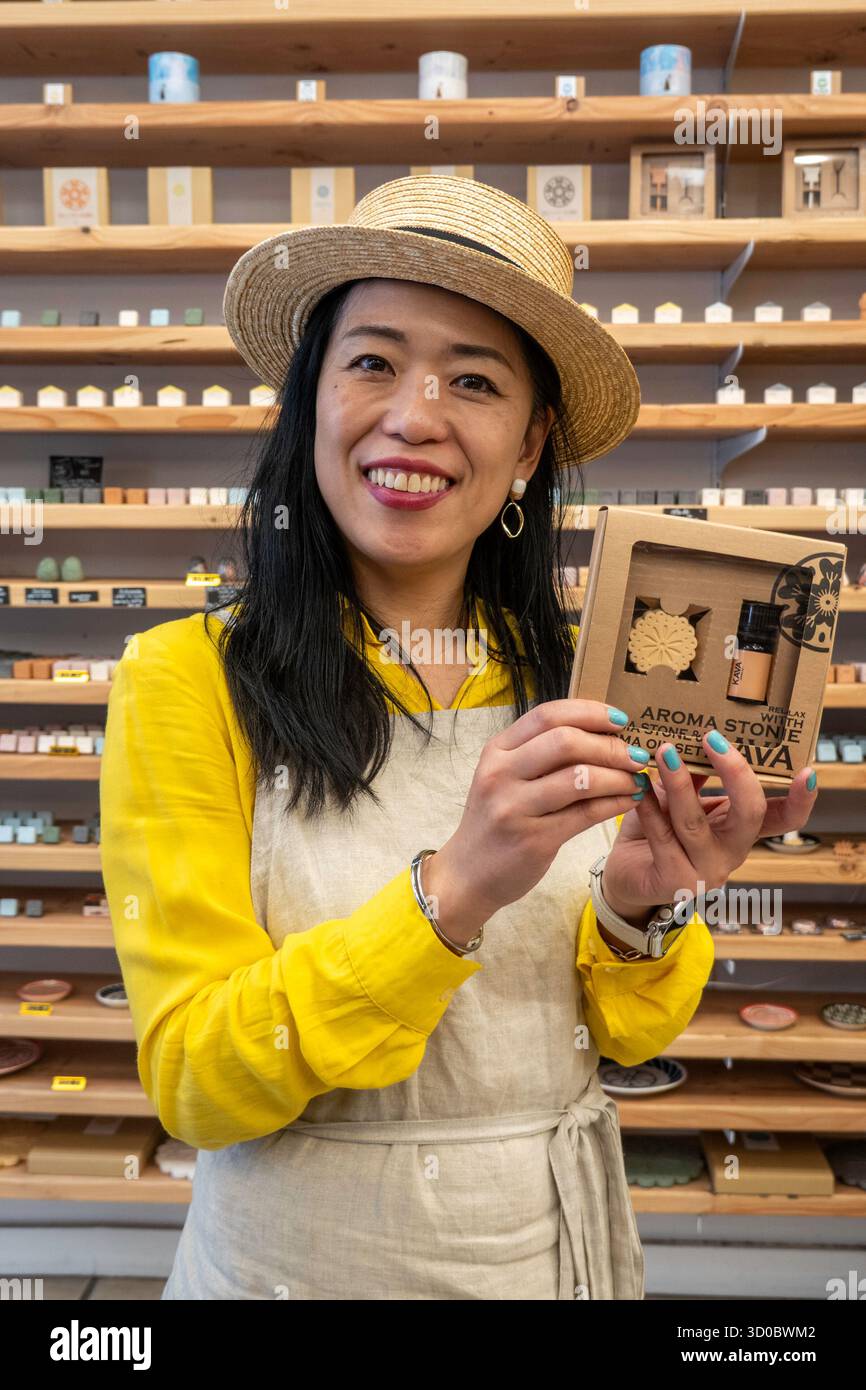 L'usine de tuiles de New York est un magasin japonais d'importation de biens domestiques situé sur la sixième Avenue, 2025, New York City, États-Unis Banque D'Images