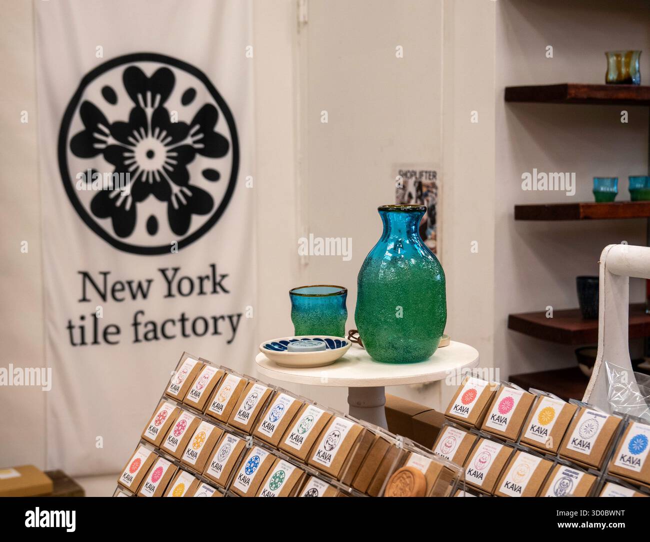 L'usine de tuiles de New York est un magasin japonais d'importation de biens domestiques situé sur la sixième Avenue, 2025, New York City, États-Unis Banque D'Images