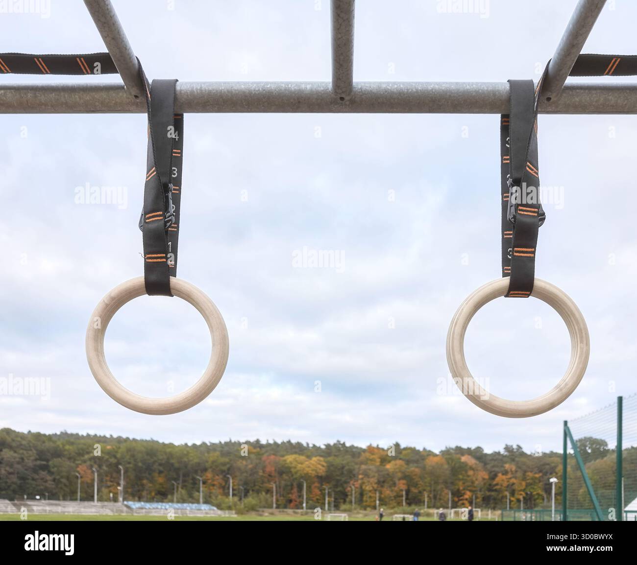 Anneaux de gymnastique dans un gymnase extérieur pour des exercices de calisthenics, mise au point sélective. Banque D'Images