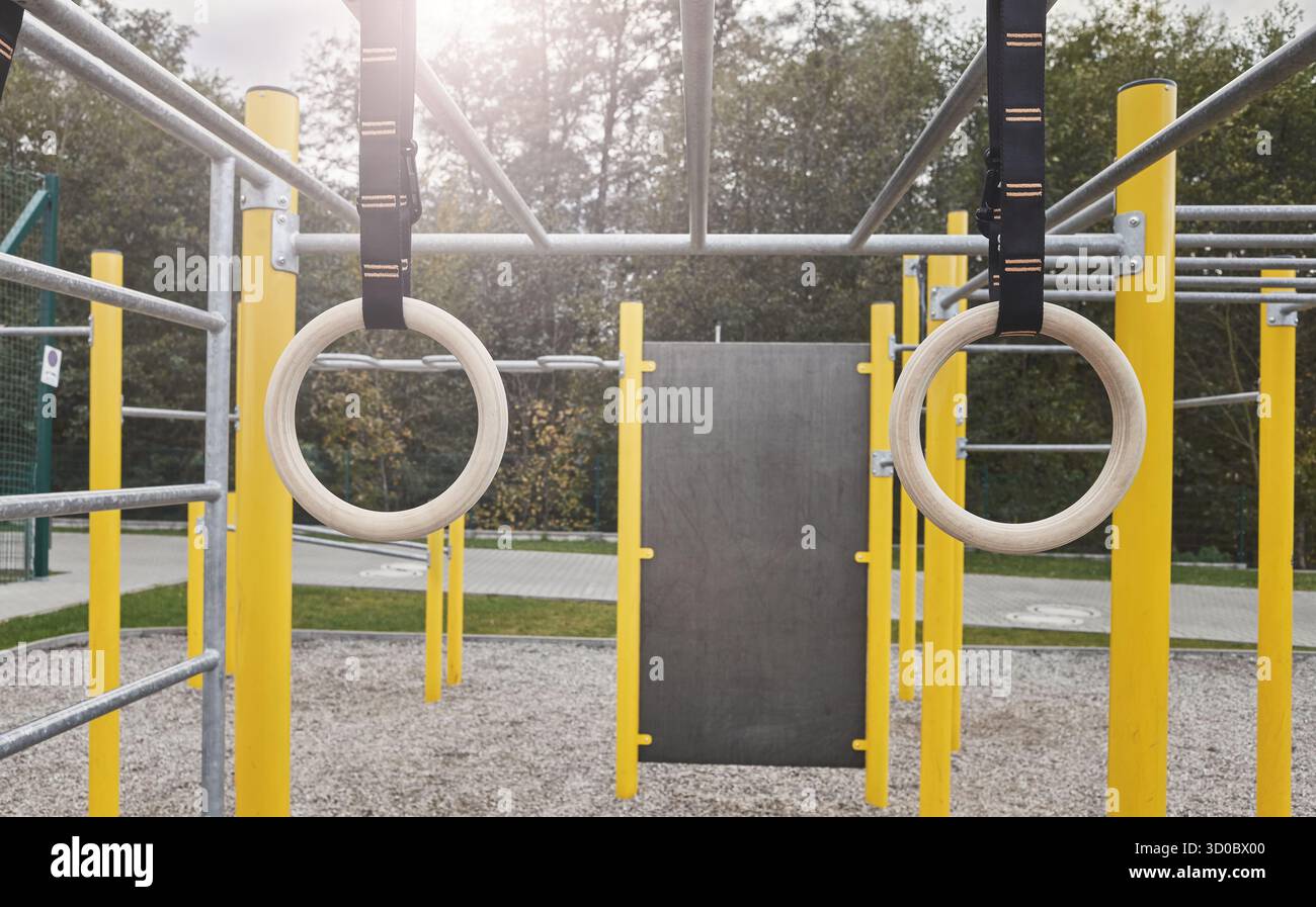 Anneaux de gymnastique dans un gymnase extérieur pour des exercices de calisthenics, mise au point sélective. Banque D'Images
