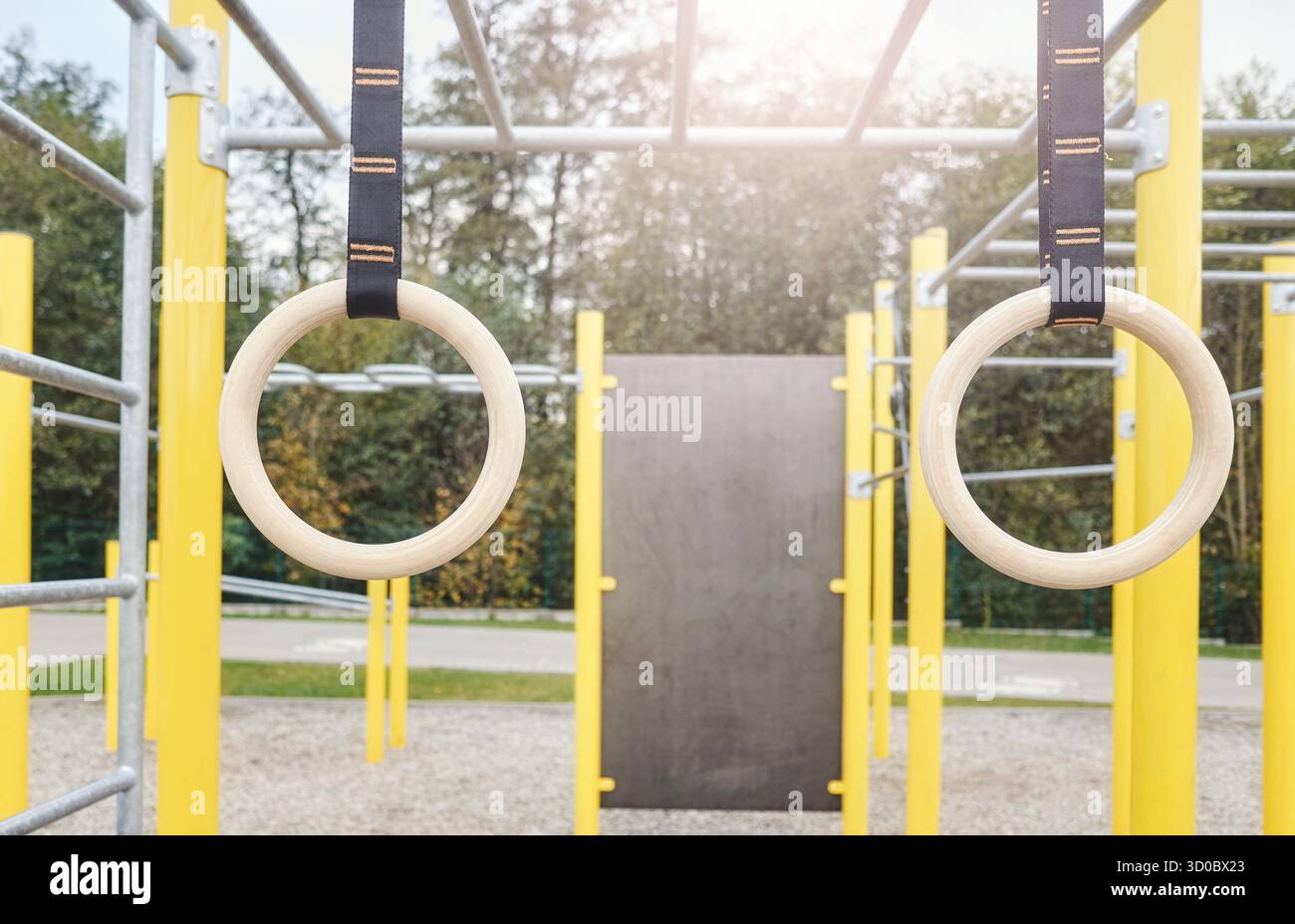 Anneaux de gymnastique dans un gymnase extérieur pour des exercices de calisthenics, mise au point sélective. Banque D'Images