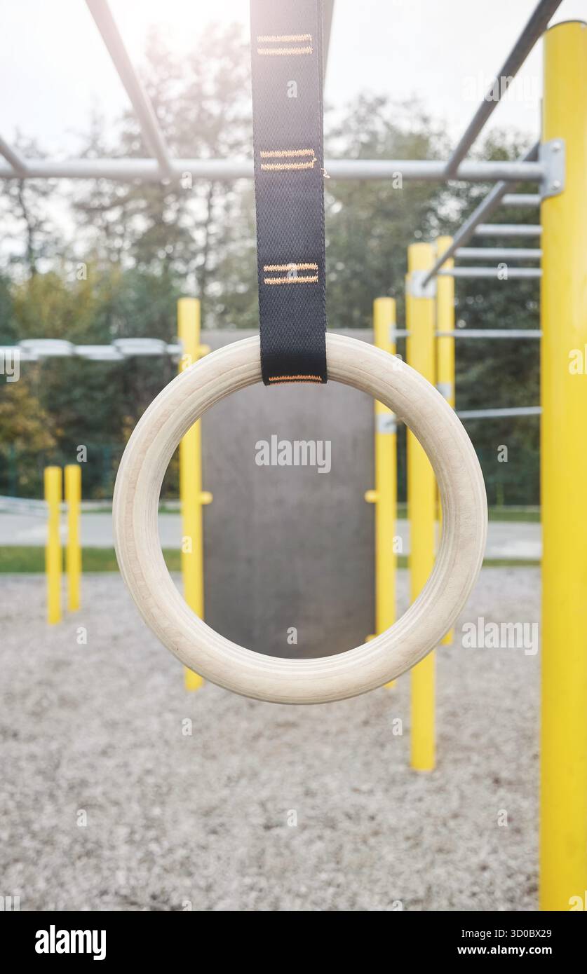 Anneaux de gymnastique dans un gymnase extérieur pour des exercices de calisthenics, mise au point sélective. Banque D'Images