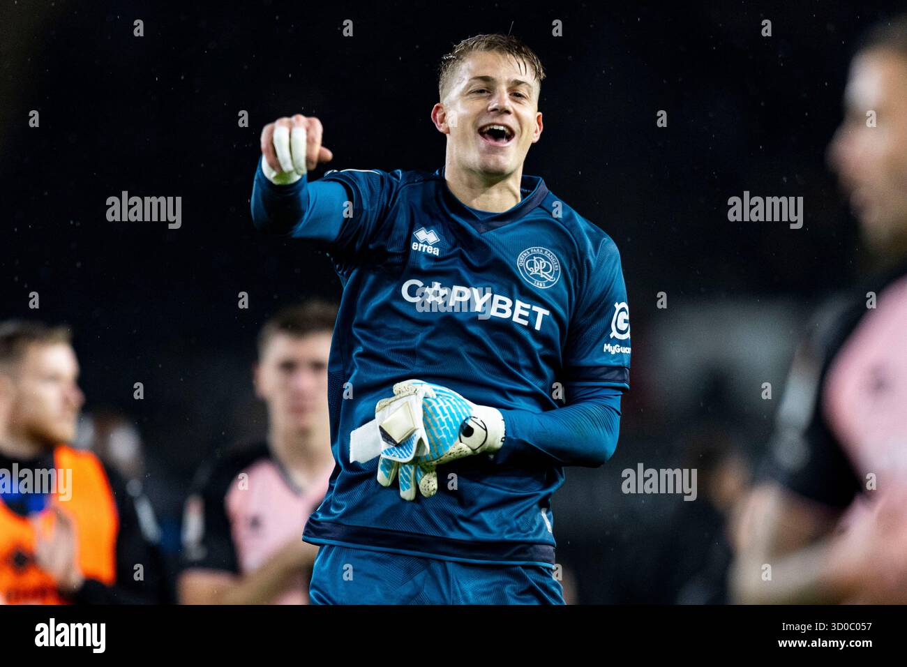 Swansea, Royaume-Uni. 22 octobre 2025. Paul Nardi, gardien de but du Queens Park Rangers, célèbre à temps plein. Match de championnat EFL Skybet, Swansea City v Queens Park Rangers au stade Swansea.com de Swansea, pays de Galles le mercredi 22 octobre 2025. Cette image ne peut être utilisée qu'à des fins éditoriales. Usage éditorial exclusif, photo de Lewis Mitchell/ crédit : Andrew Orchard sports Photography/Alamy Live News Banque D'Images