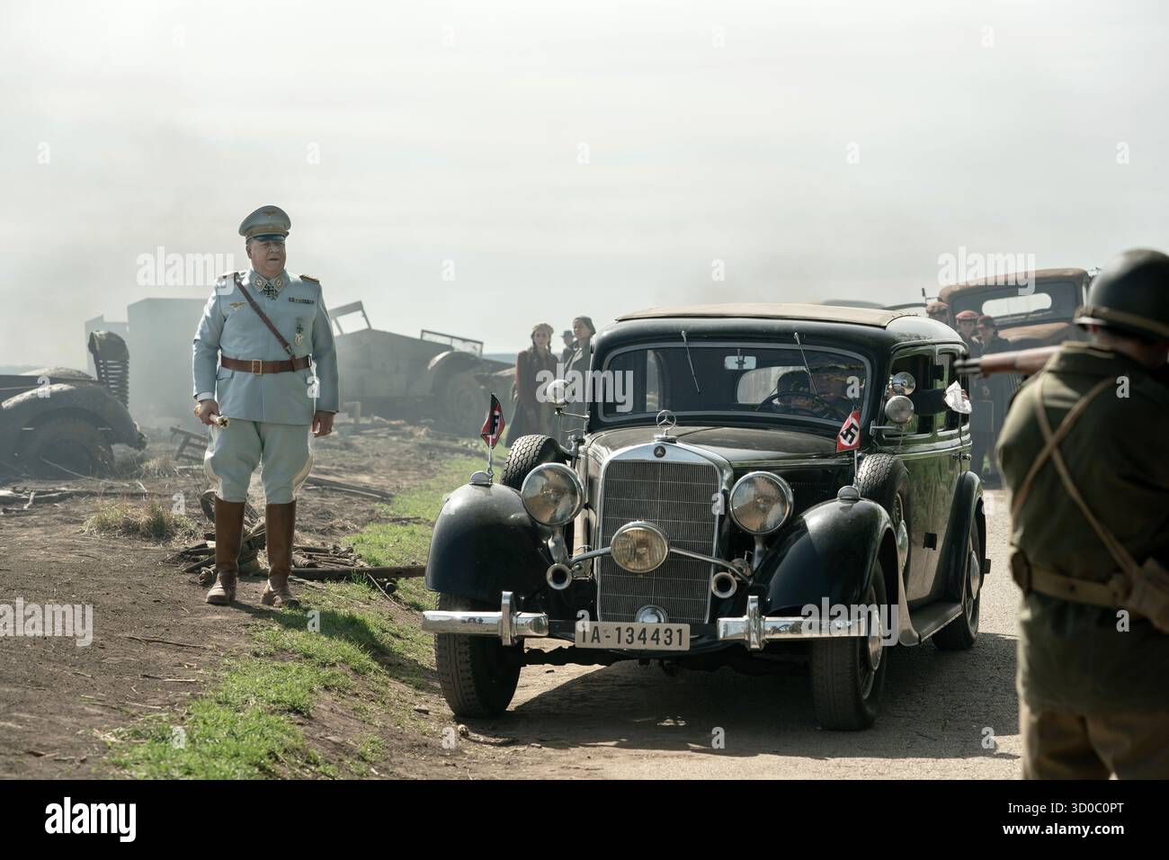 DATE DE SORTIE : 7 novembre 2025 TITRE : Nuremberg STUDIO : Sony Pictures Classics RÉALISATEUR : James Vanderbilt INTRIGUE : un psychiatre de la seconde Guerre mondiale évalue les dirigeants nazis avant les procès de Nuremberg, devenant de plus en plus obsédé par la compréhension du mal alors qu'il forme un lien troublant avec Hermann Goring. EN VEDETTE : RUSSELL CROWE USAGE ÉDITORIAL SEULEMENT ! Non destiné à UN USAGE commercial ! Banque D'Images