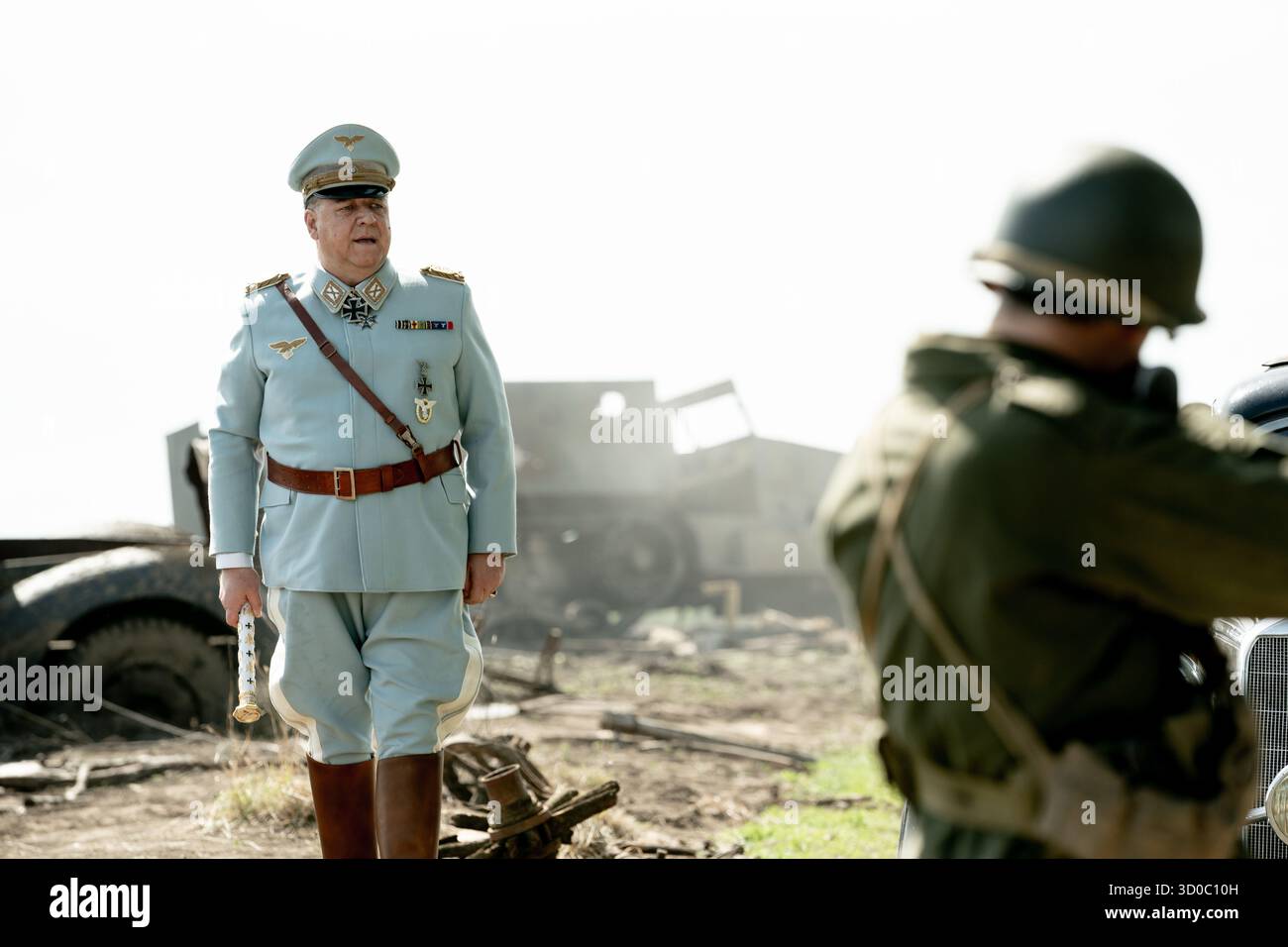 DATE DE SORTIE : 7 novembre 2025 TITRE : Nuremberg STUDIO : Sony Pictures Classics RÉALISATEUR : James Vanderbilt INTRIGUE : un psychiatre de la seconde Guerre mondiale évalue les dirigeants nazis avant les procès de Nuremberg, devenant de plus en plus obsédé par la compréhension du mal alors qu'il forme un lien troublant avec Hermann Goring. EN VEDETTE : RUSSELL CROWE USAGE ÉDITORIAL SEULEMENT ! Non destiné à UN USAGE commercial ! Banque D'Images