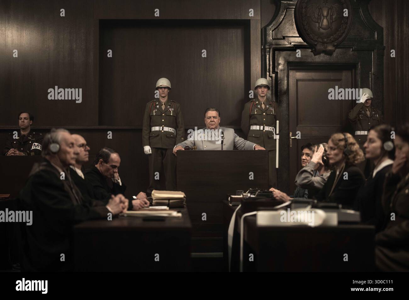DATE DE SORTIE : 7 novembre 2025 TITRE : Nuremberg STUDIO : Sony Pictures Classics RÉALISATEUR : James Vanderbilt INTRIGUE : un psychiatre de la seconde Guerre mondiale évalue les dirigeants nazis avant les procès de Nuremberg, devenant de plus en plus obsédé par la compréhension du mal alors qu'il forme un lien troublant avec Hermann Goring. EN VEDETTE : RUSSELL CROWE USAGE ÉDITORIAL SEULEMENT ! Non destiné à UN USAGE commercial ! Banque D'Images