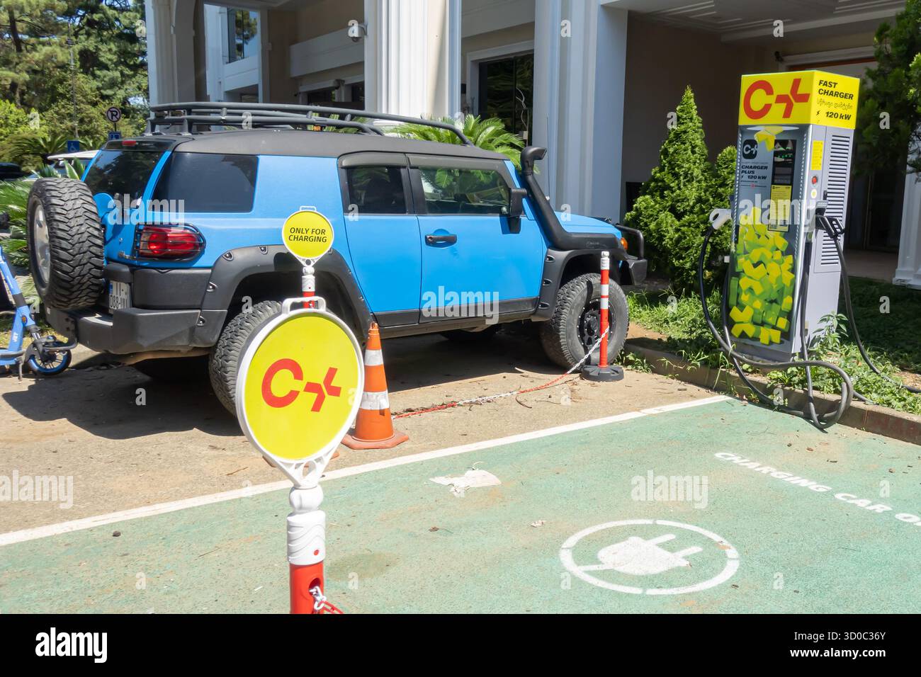 C+ Station de recharge rapide pour véhicules électriques, VE, signalisation sur l'espace de stationnement au sol, Tbilissi, Géorgie Banque D'Images