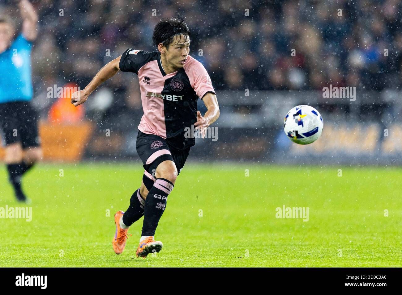 Swansea, Royaume-Uni. 22 octobre 2025. Koki Saito des Queens Park Rangers en action. Match de championnat EFL Skybet, Swansea City v Queens Park Rangers au stade Swansea.com de Swansea, pays de Galles le mercredi 22 octobre 2025. Cette image ne peut être utilisée qu'à des fins éditoriales. Usage éditorial exclusif, photo de Lewis Mitchell/ crédit : Andrew Orchard sports Photography/Alamy Live News Banque D'Images
