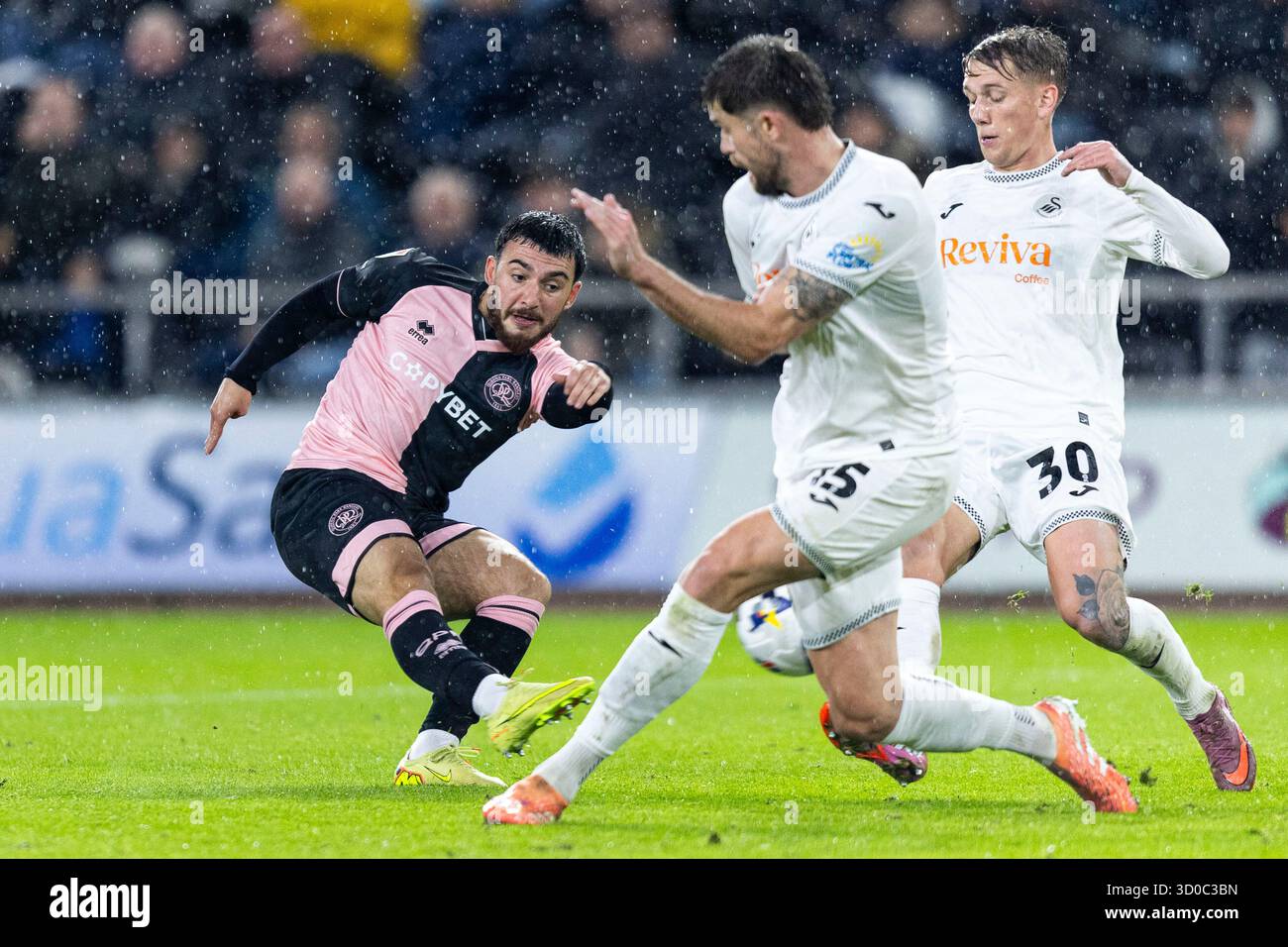 Swansea, Royaume-Uni. 22 octobre 2025. Ilias Président des Queens Park Rangers en action. Match de championnat EFL Skybet, Swansea City v Queens Park Rangers au stade Swansea.com de Swansea, pays de Galles le mercredi 22 octobre 2025. Cette image ne peut être utilisée qu'à des fins éditoriales. Usage éditorial exclusif, photo de Lewis Mitchell/ crédit : Andrew Orchard sports Photography/Alamy Live News Banque D'Images