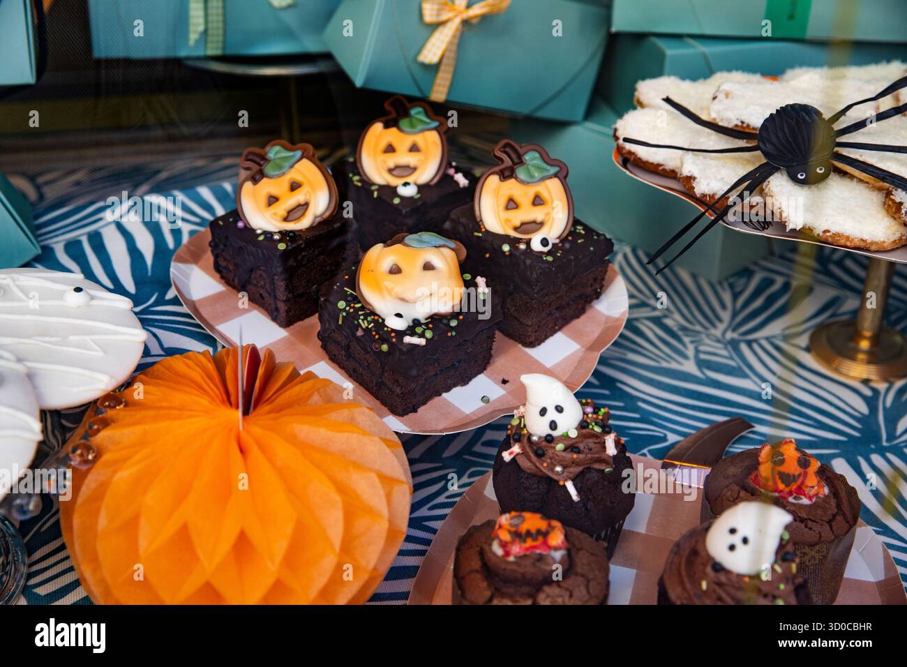 Brownies et biscuits sur un bâton décoré de citrouilles et d'araignées pour Halloween. Table de desserts d'Halloween Banque D'Images