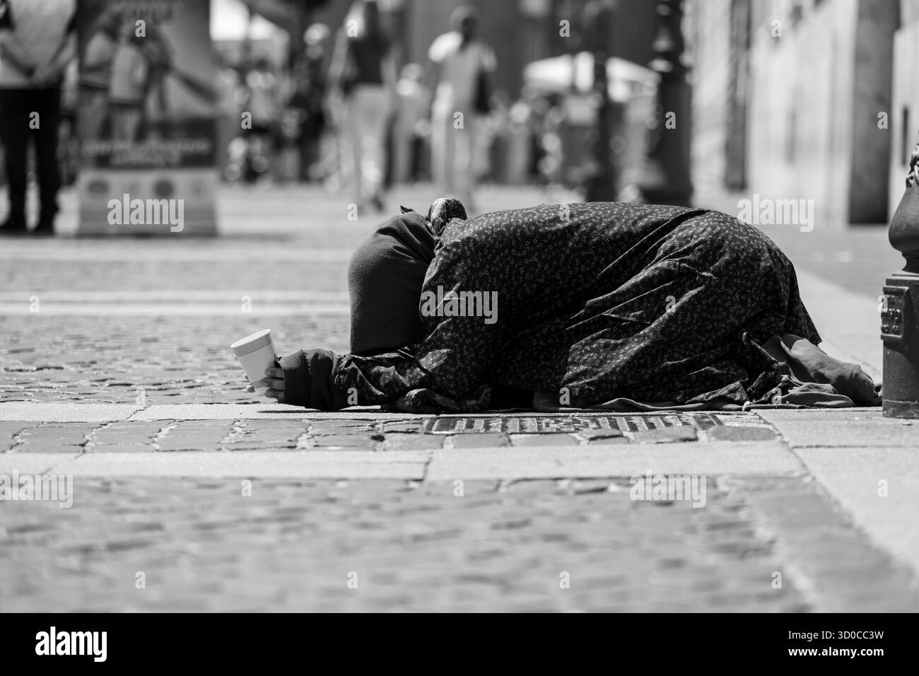 Une femme âgée voilée se plie bas sur le trottoir, suppliant pour de l'argent. Via di Porta Angelica, Rome, Italie. Banque D'Images Une femme âgée voilée se plie bas sur le trottoir, suppliant pour de l'argent. Via di Porta Angelica, Rome, Italie. Banque D'Images