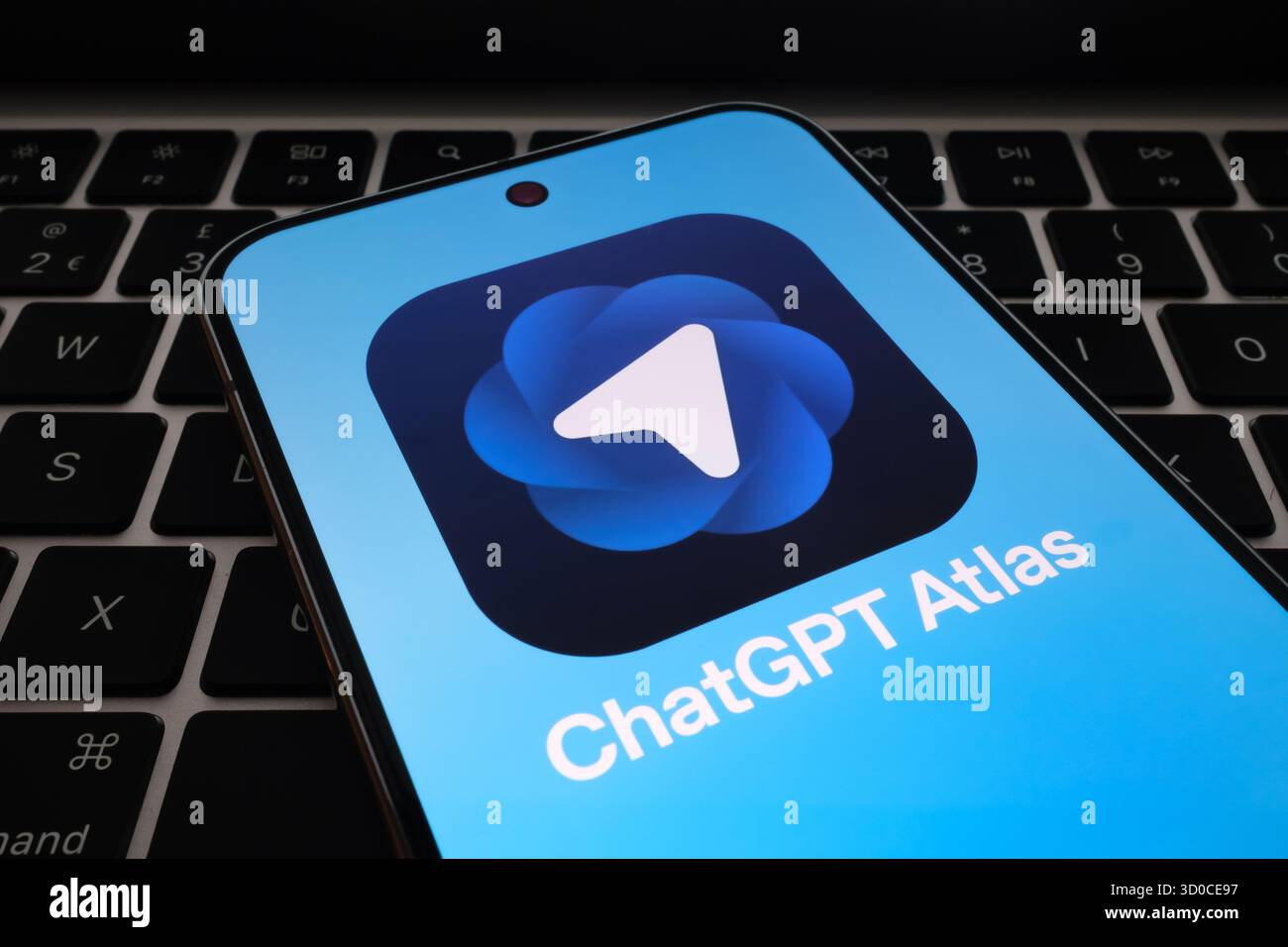 Le logo ChatGPT Atlas sur smartphone au-dessus du clavier signale un défi de recherche IA à Google. Stafford, Royaume-Uni, 22 octobre 2025 Banque D'Images