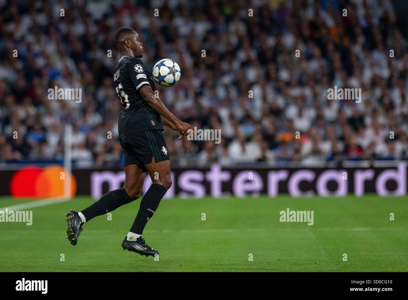 Madrid, Madrid, Espagne. 23 octobre 2025. PIERRE KALULU de la Juventus de Turin contrôle le ballon lors du match de la troisième journée de la phase de groupes de l'UEFA Champions League 2025/26 opposant LE REAL MADRID C.F. contre LA JUVENTUS DE TURIN, joué au stade Santiago Bernabeu le 22 octobre 2025 à Madrid, Espagne. (Crédit image : © Oscar Manuel Sanchez/ZUMA Press Wire) USAGE ÉDITORIAL SEULEMENT ! Non destiné à UN USAGE commercial ! Banque D'Images Madrid, Madrid, Espagne. 23 octobre 2025. PIERRE KALULU de la Juventus de Turin contrôle le ballon lors du match de la troisième journée de la phase de groupes de l'UEFA Champions League 2025/26 opposant LE REAL MADRID C.F. contre LA JUVENTUS DE TURIN, joué au stade Santiago Bernabeu le 22 octobre 2025 à Madrid, Espagne. (Crédit image : © Oscar Manuel Sanchez/ZUMA Press Wire) USAGE ÉDITORIAL SEULEMENT ! Non destiné à UN USAGE commercial ! Banque D'Images