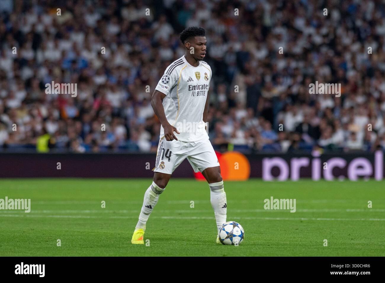 Madrid, Madrid, Espagne. 23 octobre 2025. AURELIEN TCHOUAMENI du Real Madrid CF contrôle le ballon pendant le match du troisième jour de la phase de groupes de la Ligue des champions de l'UEFA 2025/26 opposant LE REAL MADRID C.F. contre LA JUVENTUS DE TURIN, joué au stade Santiago Bernabeu le 22 octobre 2025 à Madrid, Espagne. (Crédit image : © Oscar Manuel Sanchez/ZUMA Press Wire) USAGE ÉDITORIAL SEULEMENT ! Non destiné à UN USAGE commercial ! Banque D'Images Madrid, Madrid, Espagne. 23 octobre 2025. AURELIEN TCHOUAMENI du Real Madrid CF contrôle le ballon pendant le match du troisième jour de la phase de groupes de la Ligue des champions de l'UEFA 2025/26 opposant LE REAL MADRID C.F. contre LA JUVENTUS DE TURIN, joué au stade Santiago Bernabeu le 22 octobre 2025 à Madrid, Espagne. (Crédit image : © Oscar Manuel Sanchez/ZUMA Press Wire) USAGE ÉDITORIAL SEULEMENT ! Non destiné à UN USAGE commercial ! Banque D'Images