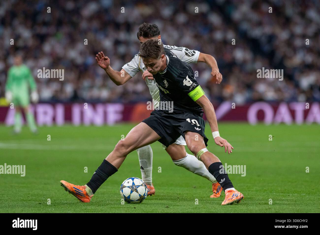 Madrid, Madrid, Espagne. 23 octobre 2025. KENAN YILDIZ de la Juventus de Turin en action lors du match de la troisième journée de la phase de groupes de l'UEFA Champions League 2025/26 opposant LE REAL MADRID C.F. contre LA JUVENTUS DE TURIN, joué au stade Santiago Bernabeu le 22 octobre 2025 à Madrid, en Espagne. (Crédit image : © Oscar Manuel Sanchez/ZUMA Press Wire) USAGE ÉDITORIAL SEULEMENT ! Non destiné à UN USAGE commercial ! Banque D'Images Madrid, Madrid, Espagne. 23 octobre 2025. KENAN YILDIZ de la Juventus de Turin en action lors du match de la troisième journée de la phase de groupes de l'UEFA Champions League 2025/26 opposant LE REAL MADRID C.F. contre LA JUVENTUS DE TURIN, joué au stade Santiago Bernabeu le 22 octobre 2025 à Madrid, en Espagne. (Crédit image : © Oscar Manuel Sanchez/ZUMA Press Wire) USAGE ÉDITORIAL SEULEMENT ! Non destiné à UN USAGE commercial ! Banque D'Images