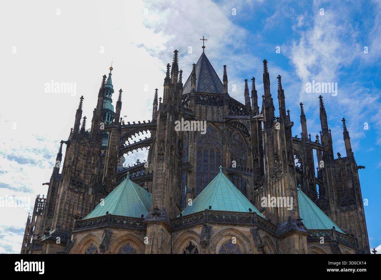Belle vue de la cathédrale Vitus au château de Prague, République tchèque, mettant en valeur l'architecture gothique, gargouilles, vitraux, et le cit historique Banque D'Images