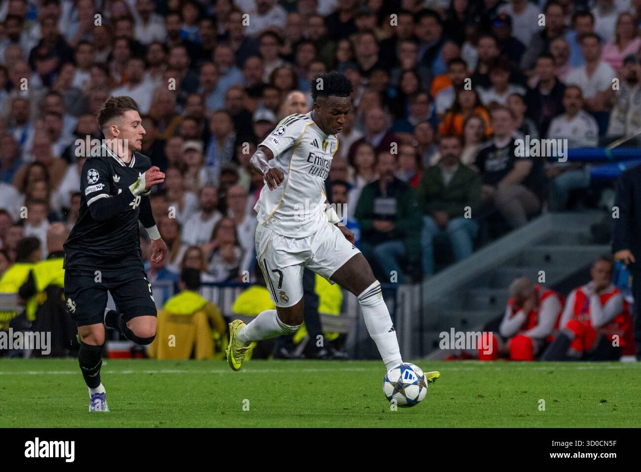 Madrid, Madrid, Espagne. 23 octobre 2025. VINICIUS JUNIOR du Real Madrid CF en action lors du match de la troisième journée de la phase de groupes de l'UEFA Champions League 2025/26 opposant LE REAL MADRID C.F. contre LA JUVENTUS DE TURIN, joué au stade Santiago Bernabeu le 22 octobre 2025 à Madrid, Espagne. (Crédit image : © Oscar Manuel Sanchez/ZUMA Press Wire) USAGE ÉDITORIAL SEULEMENT ! Non destiné à UN USAGE commercial ! Banque D'Images Madrid, Madrid, Espagne. 23 octobre 2025. VINICIUS JUNIOR du Real Madrid CF en action lors du match de la troisième journée de la phase de groupes de l'UEFA Champions League 2025/26 opposant LE REAL MADRID C.F. contre LA JUVENTUS DE TURIN, joué au stade Santiago Bernabeu le 22 octobre 2025 à Madrid, Espagne. (Crédit image : © Oscar Manuel Sanchez/ZUMA Press Wire) USAGE ÉDITORIAL SEULEMENT ! Non destiné à UN USAGE commercial ! Banque D'Images