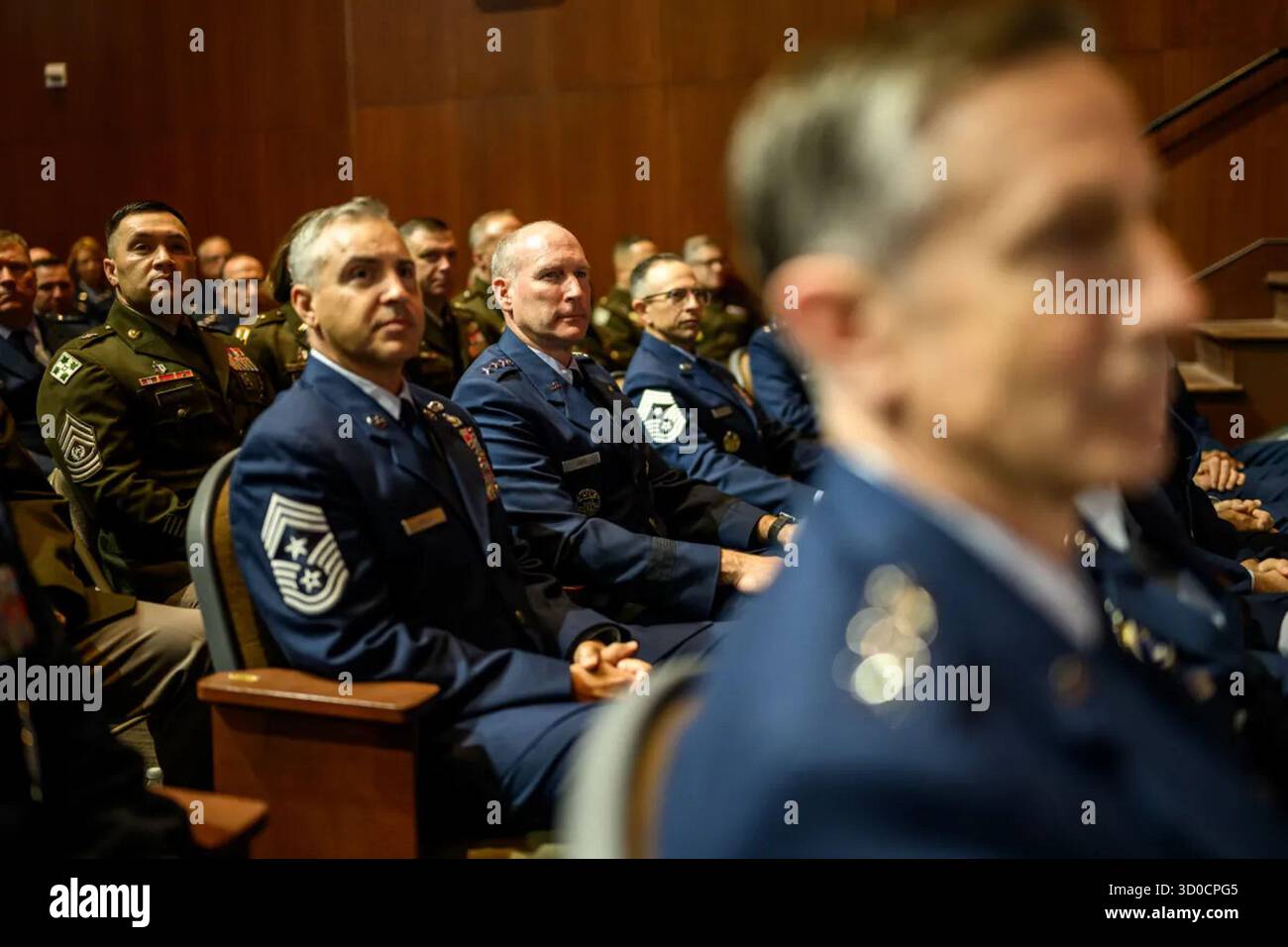 Des officiers supérieurs de l’armée américaine et des responsables de la défense internationale assistent aux propos du président Donald Trump aux côtés du secrétaire américain à la Défense Pete Hegseth à la base du corps des Marines Quantico, en Virginie, le 30 septembre 2025. Banque D'Images